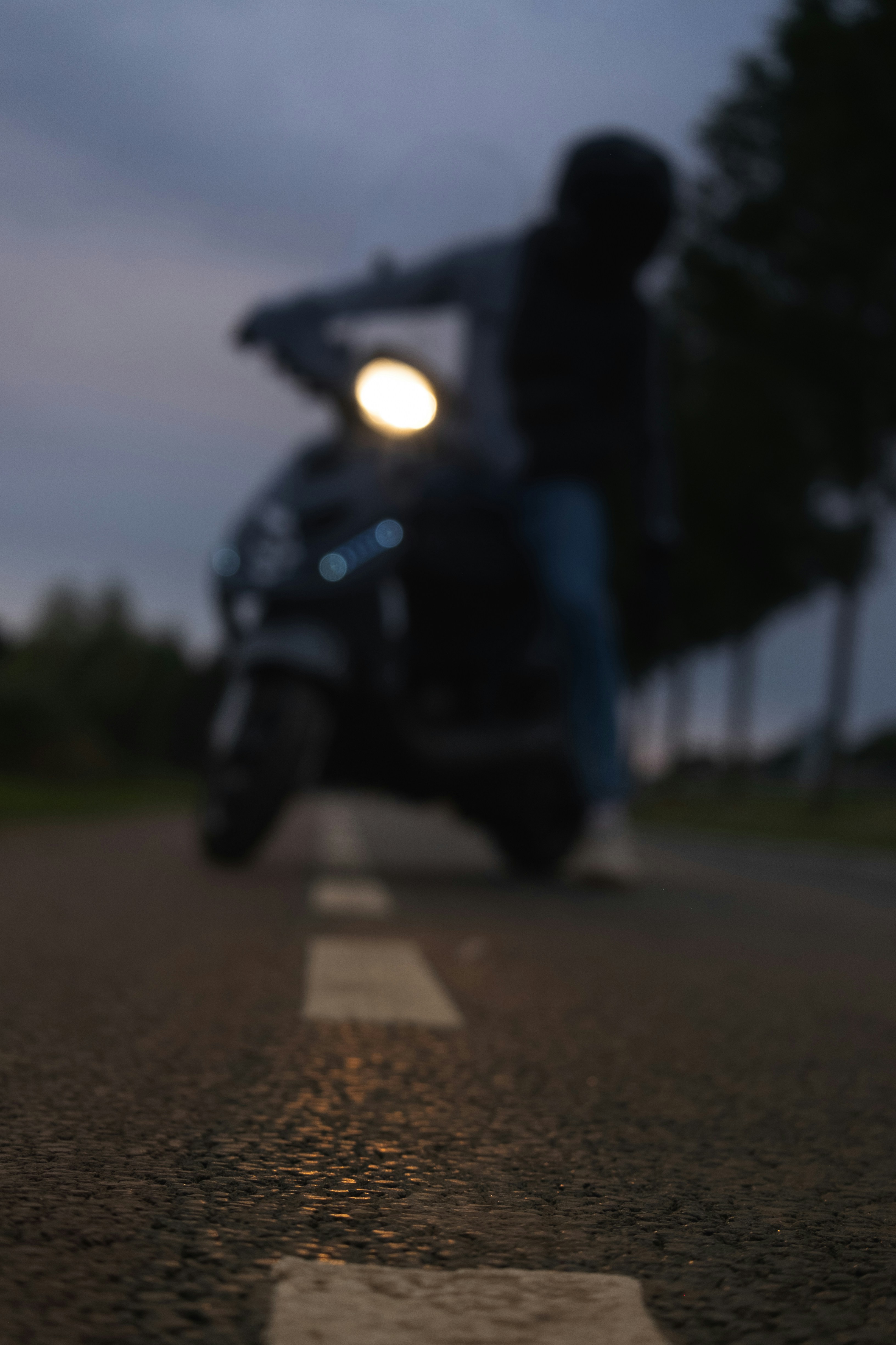 Eine Person, die mit einem Motorrad eine Straße entlang fährt