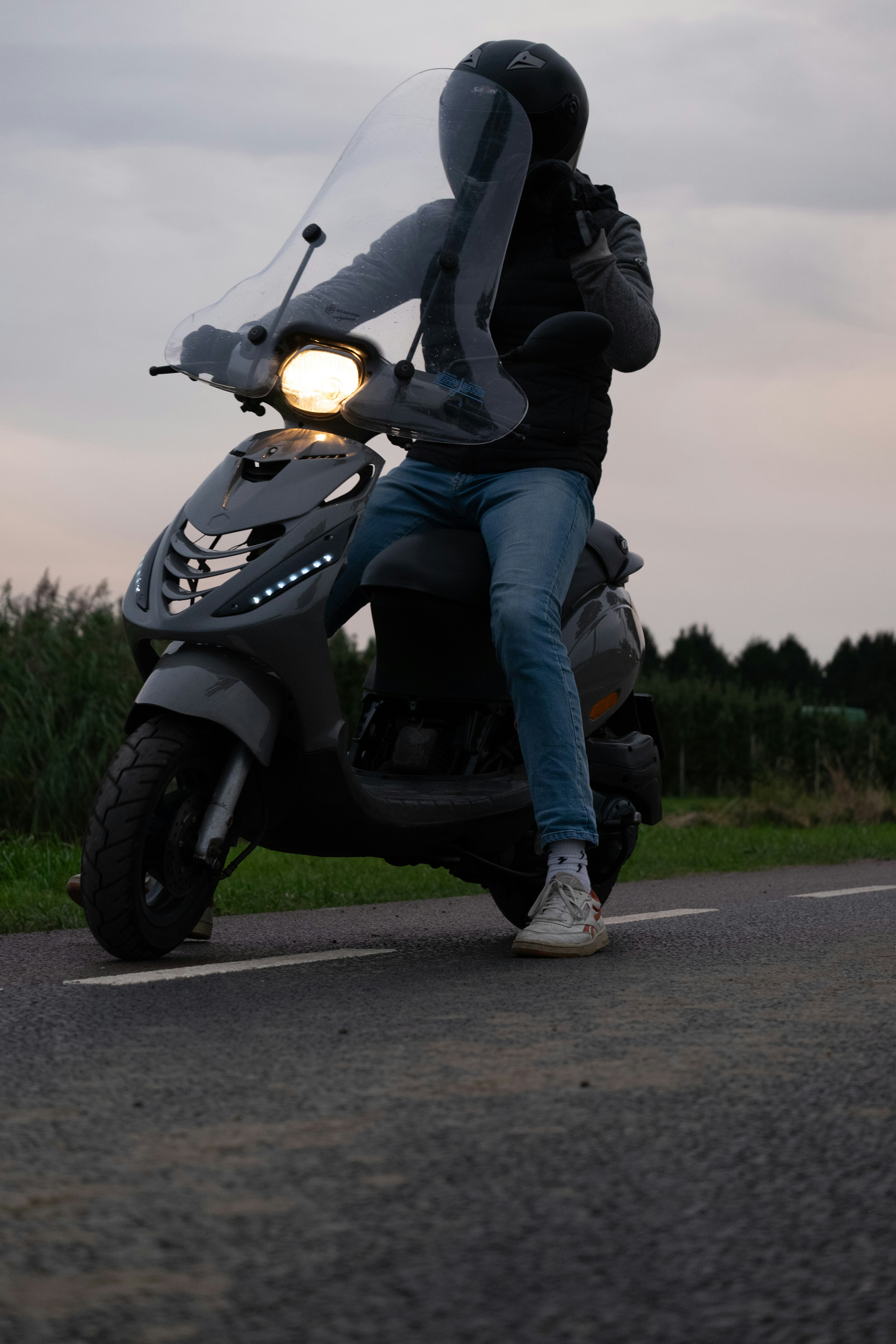 eine Person, die ein Motorrad auf einer Straße fährt