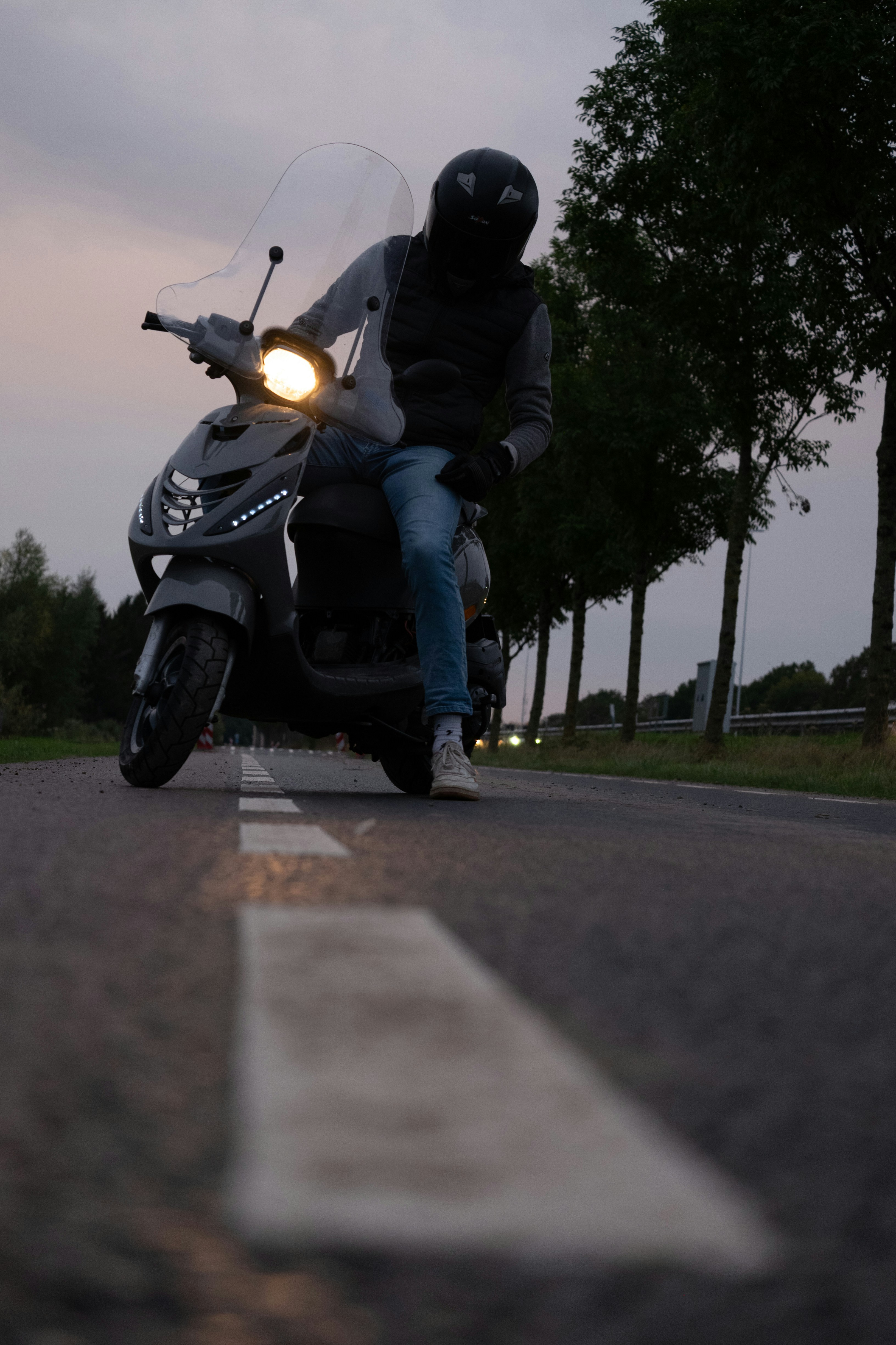 Ein Mann fährt mit dem Motorrad eine Straße entlang