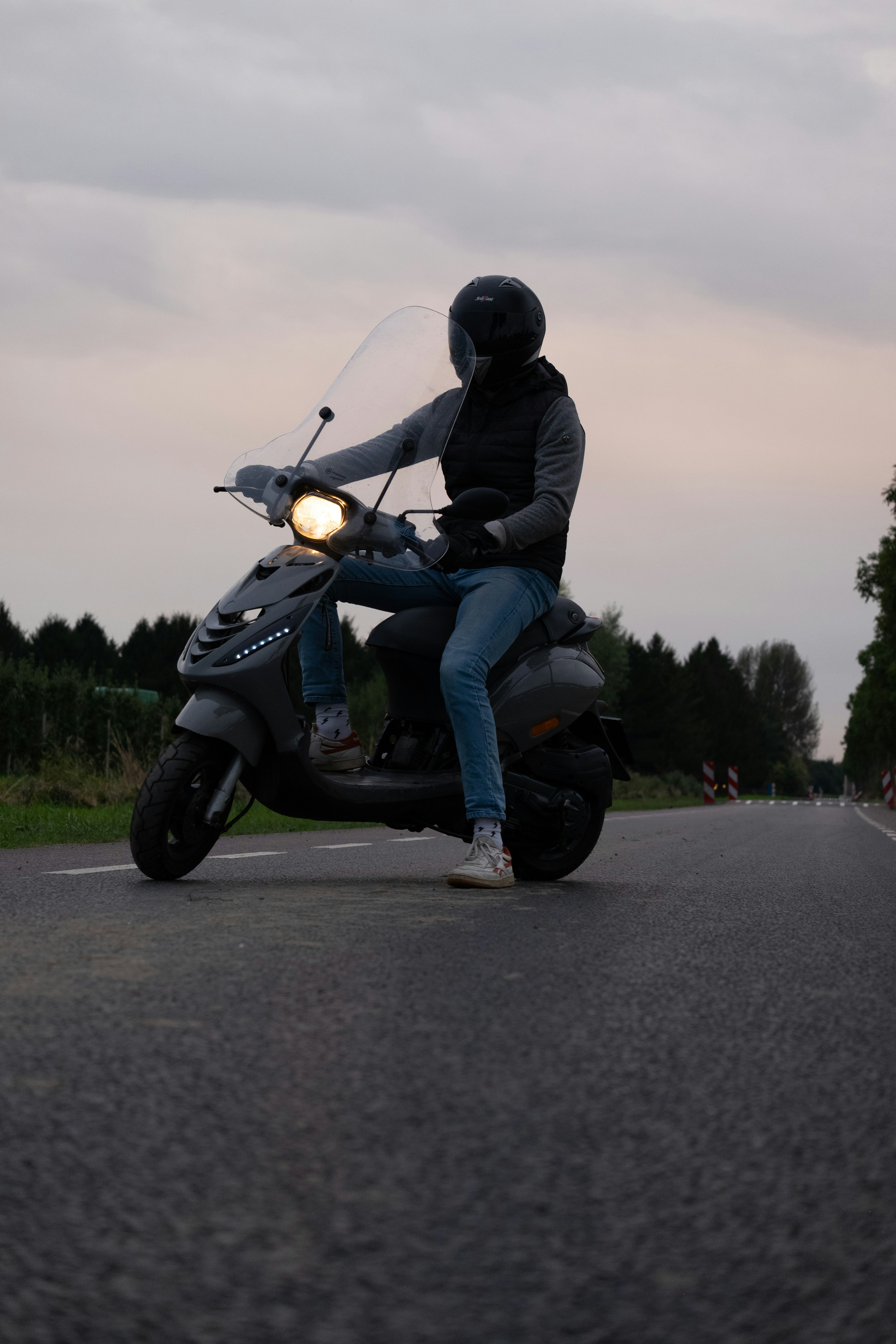Ein Mann fährt mit dem Motorrad eine Straße entlang