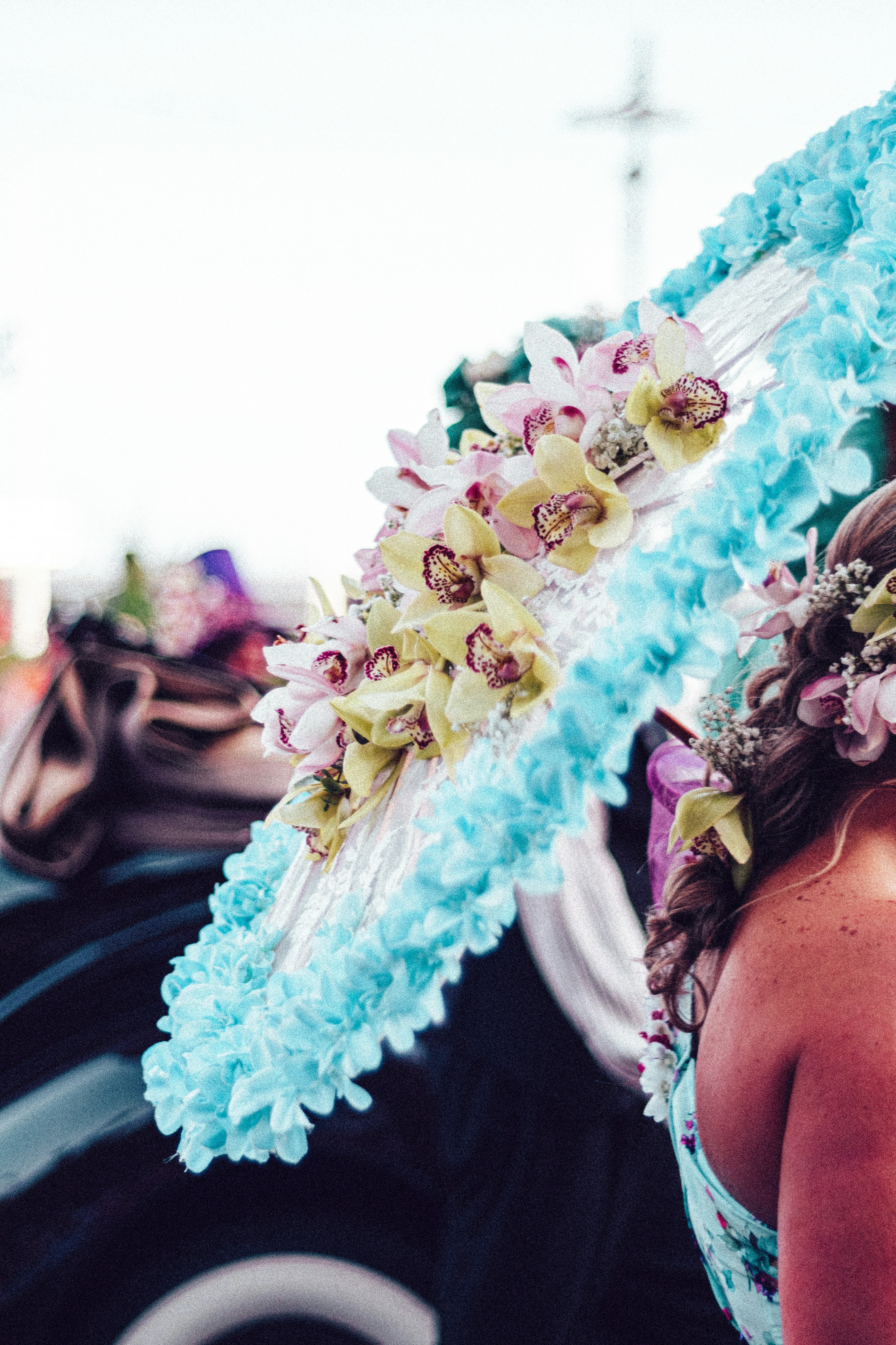 uma mulher em um vestido azul segurando um guarda-chuva
