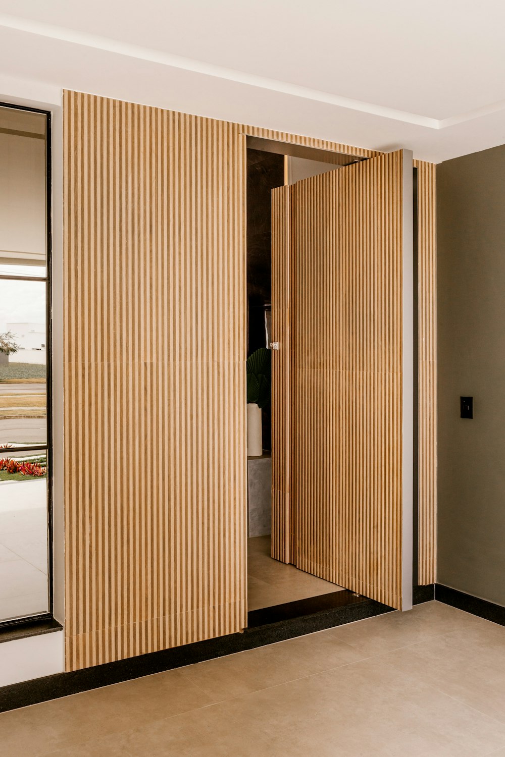 um quarto que tem uma porta de madeira nele