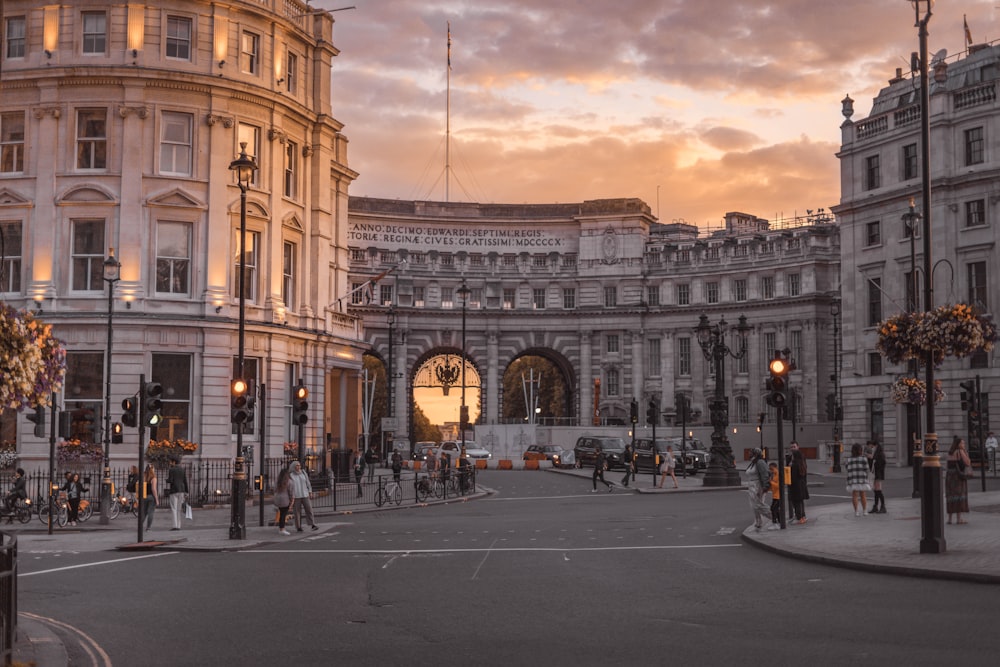 Una calle de la ciudad con muchos edificios altos