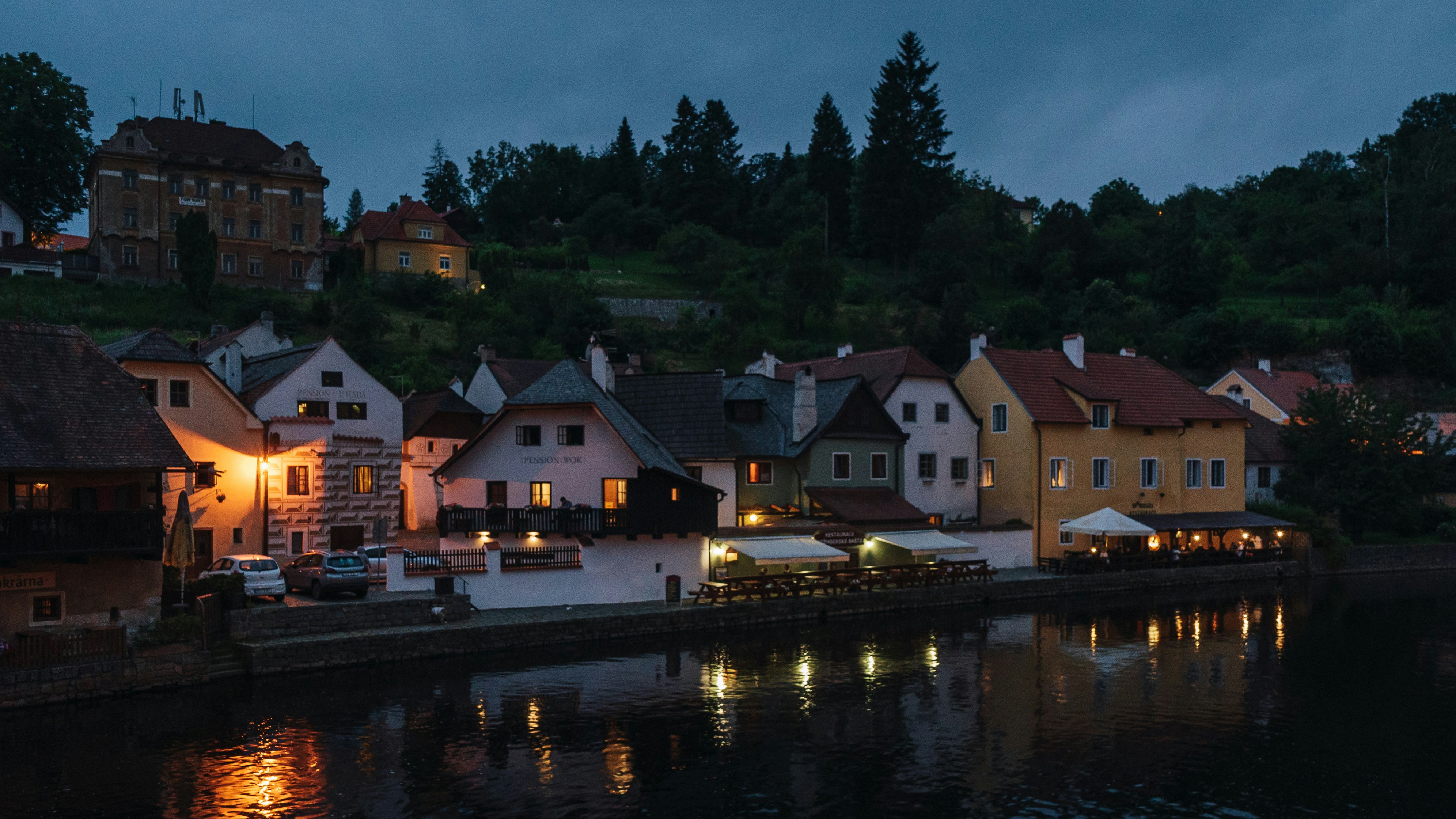 a row of houses next to a body of water, 