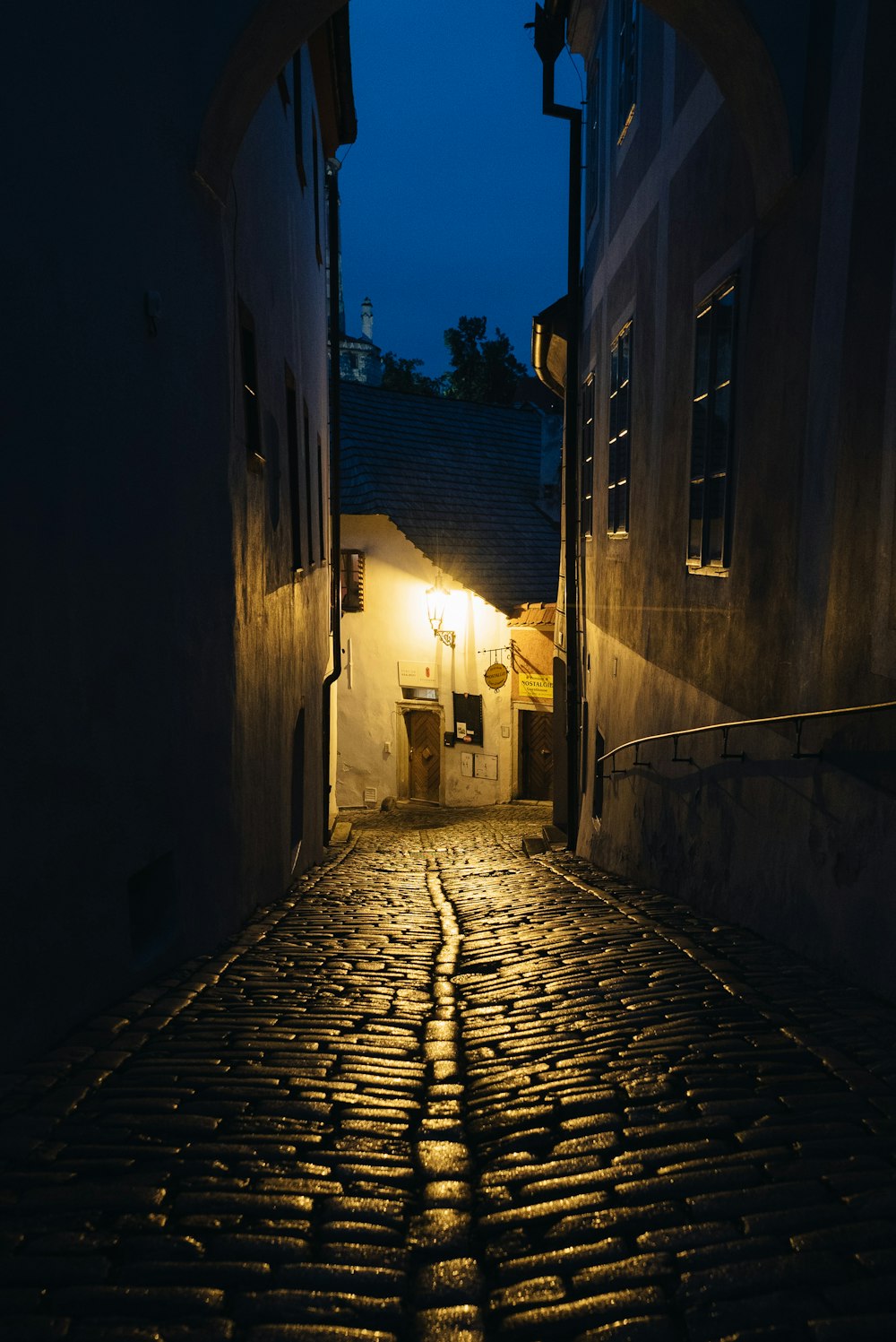 Una strada di ciottoli di notte con una luce accesa