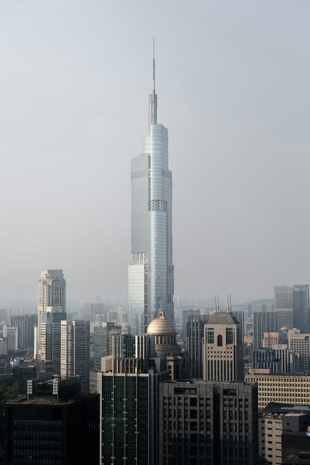Un gran rascacielos en una ciudad