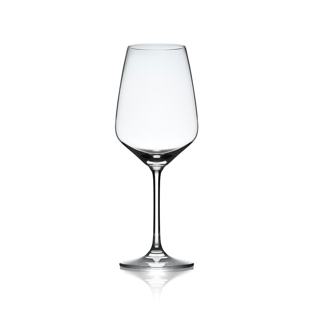 un verre à vin clair sur fond blanc