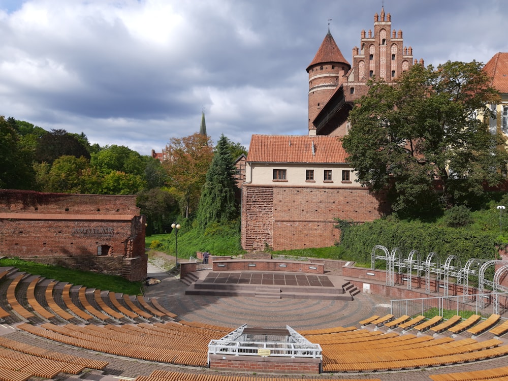 um teatro vazio com um castelo ao fundo