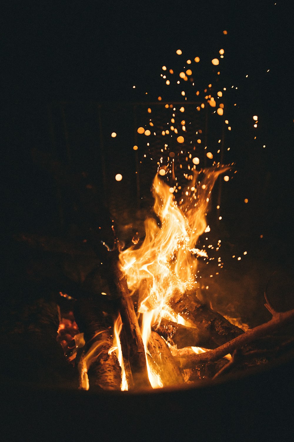 Un fuego se enciende en la oscuridad