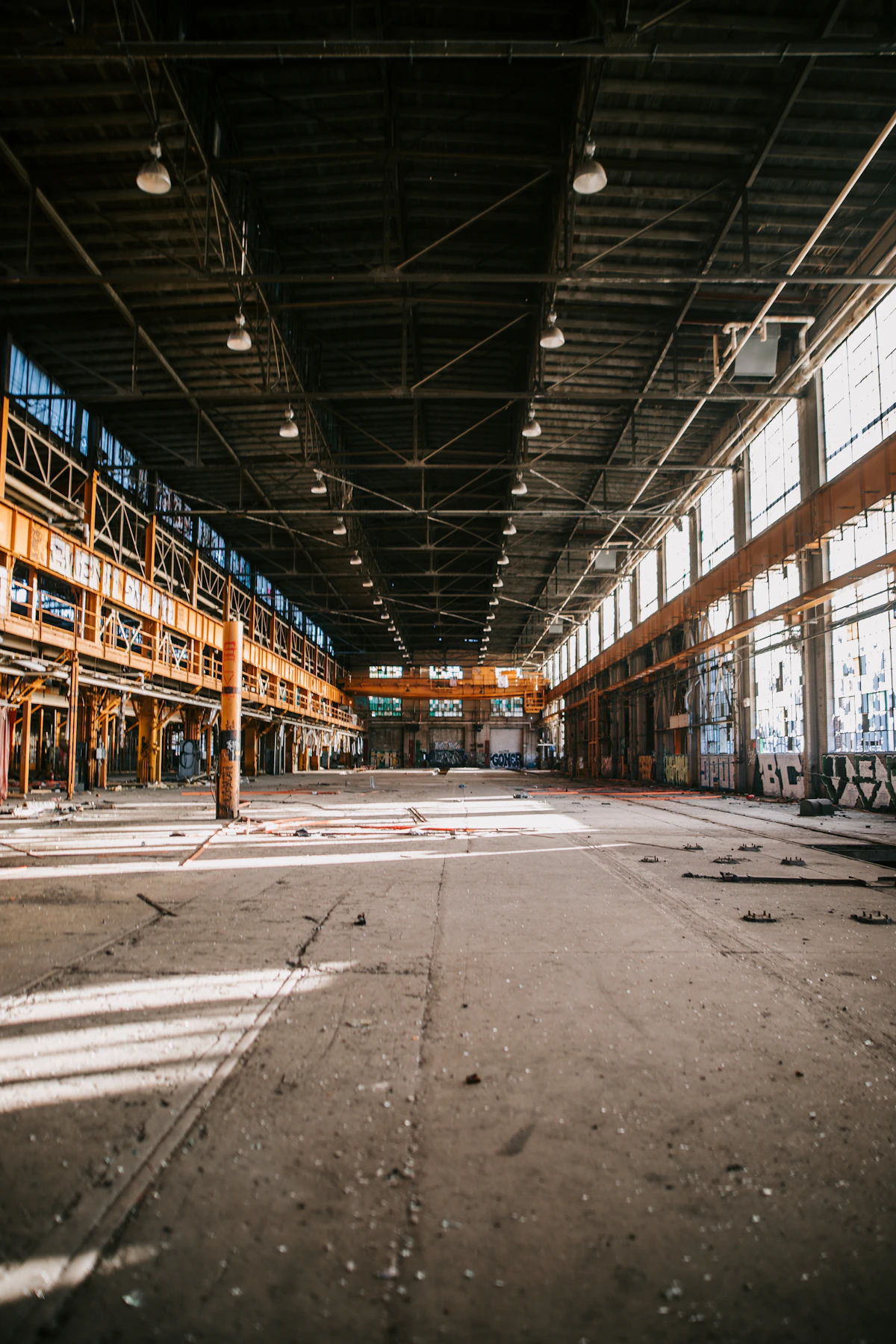 Nave industrial con ventanales y pisos habilitados
