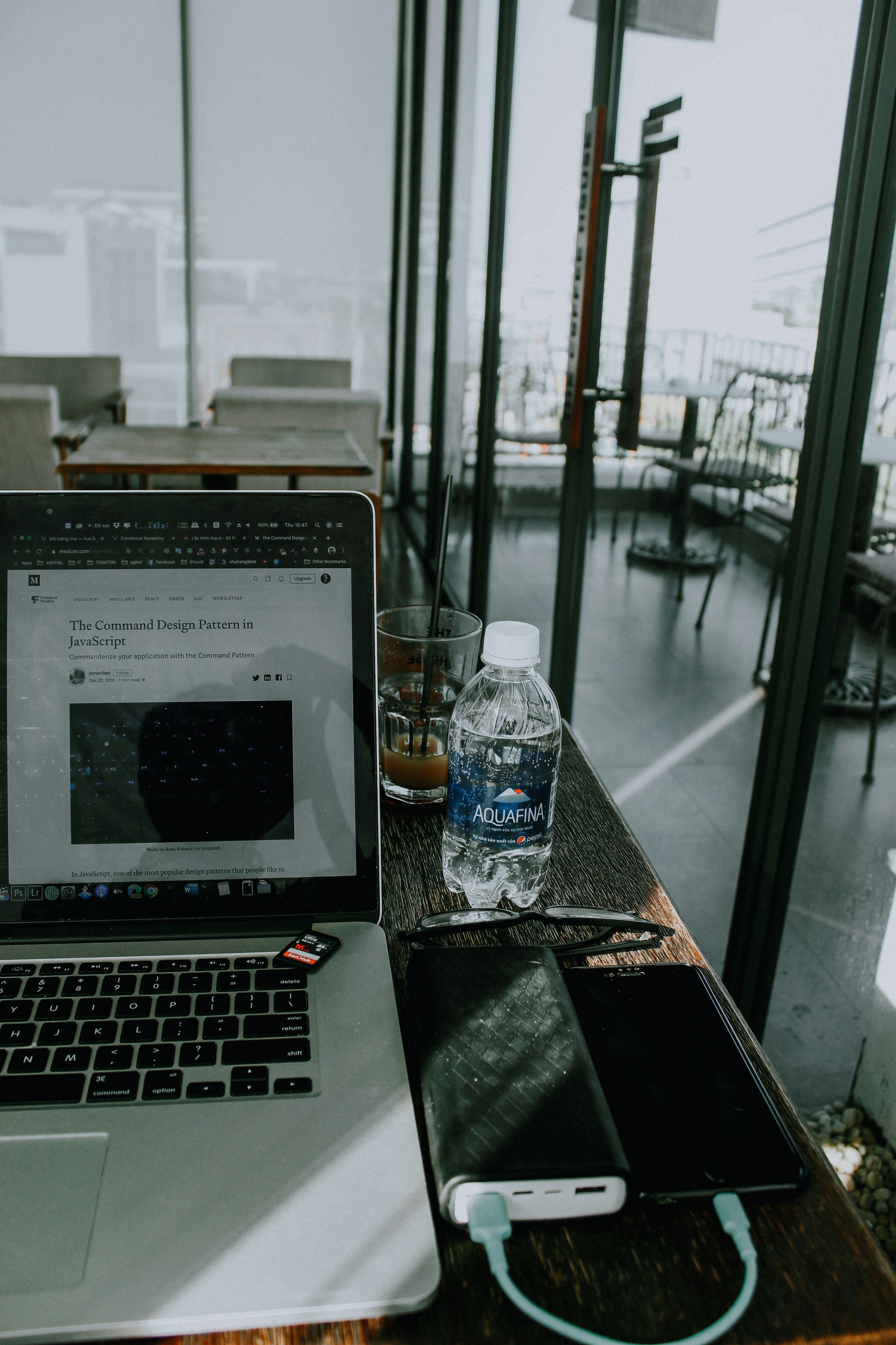 komputer laptop yang duduk di atas meja kayu