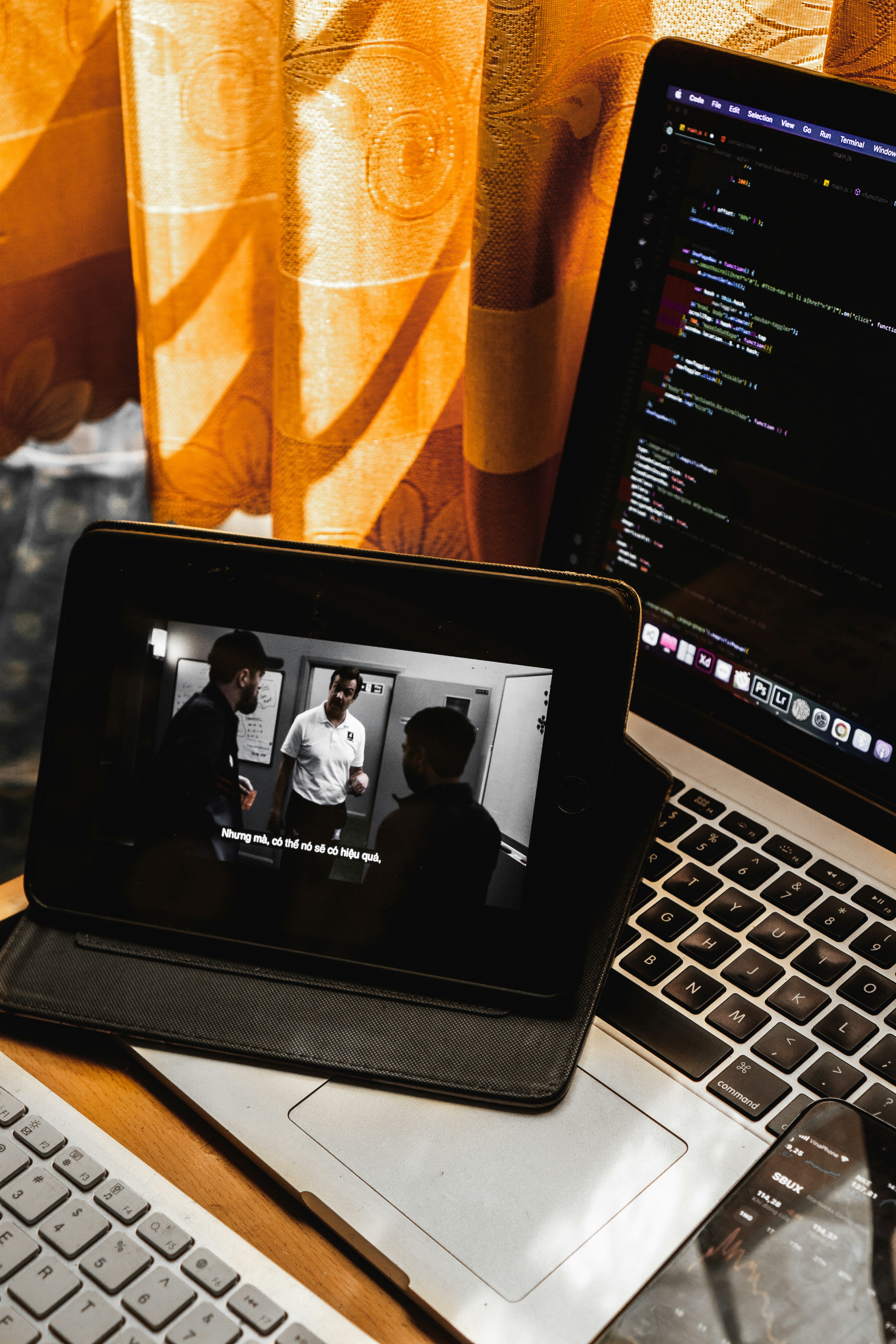komputer laptop yang duduk di atas meja kayu