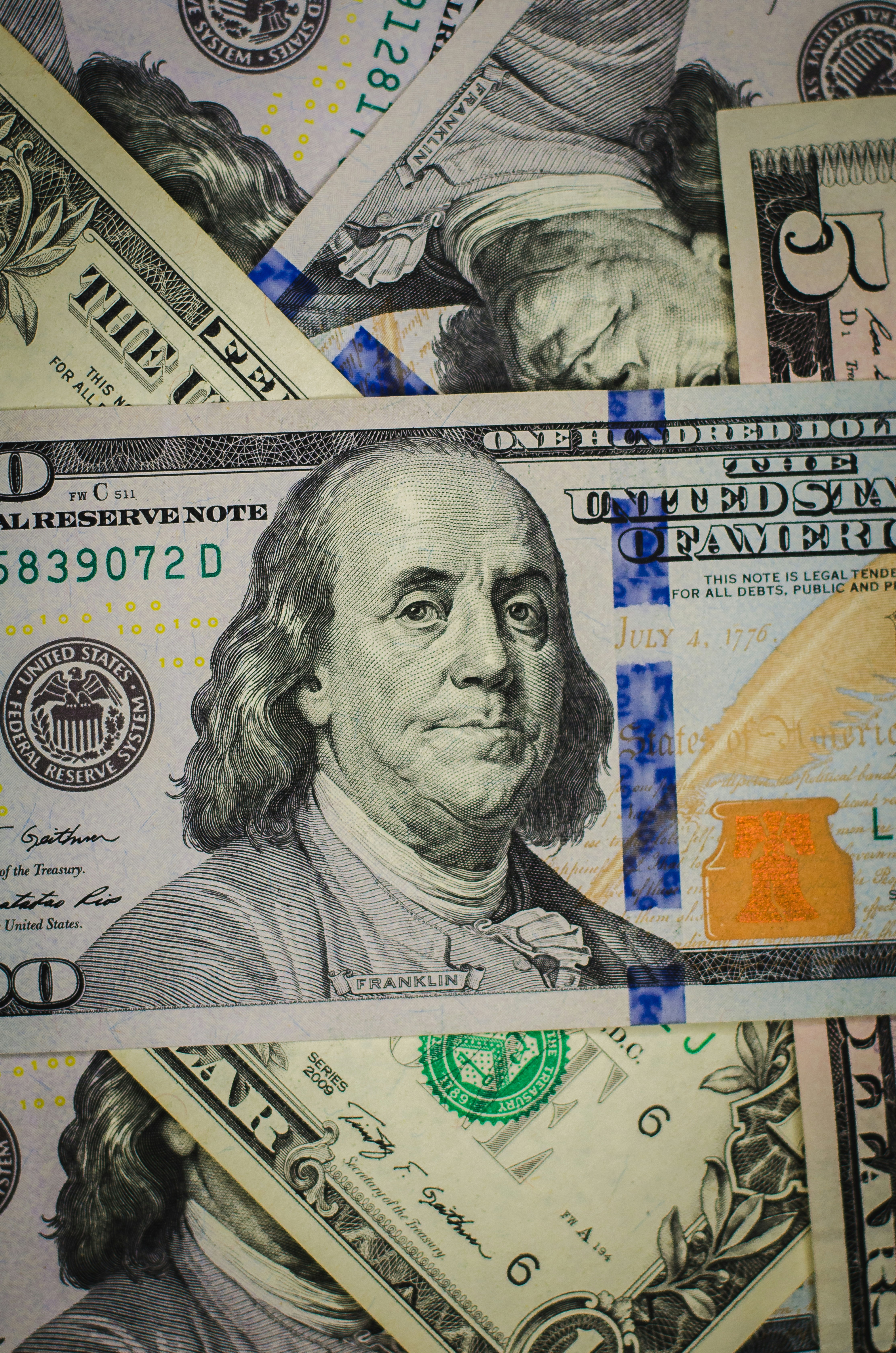 بانک مرکزی از عرضه گسترده دلار در بازار متشکل خبر داد