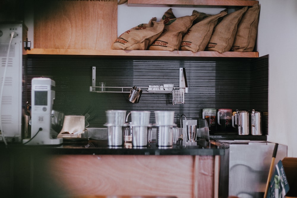 una cocina con muchas tazas de café en el mostrador