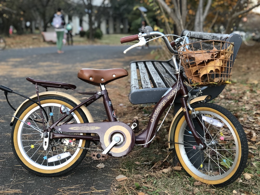 una bicicleta estacionada junto a un banco de madera