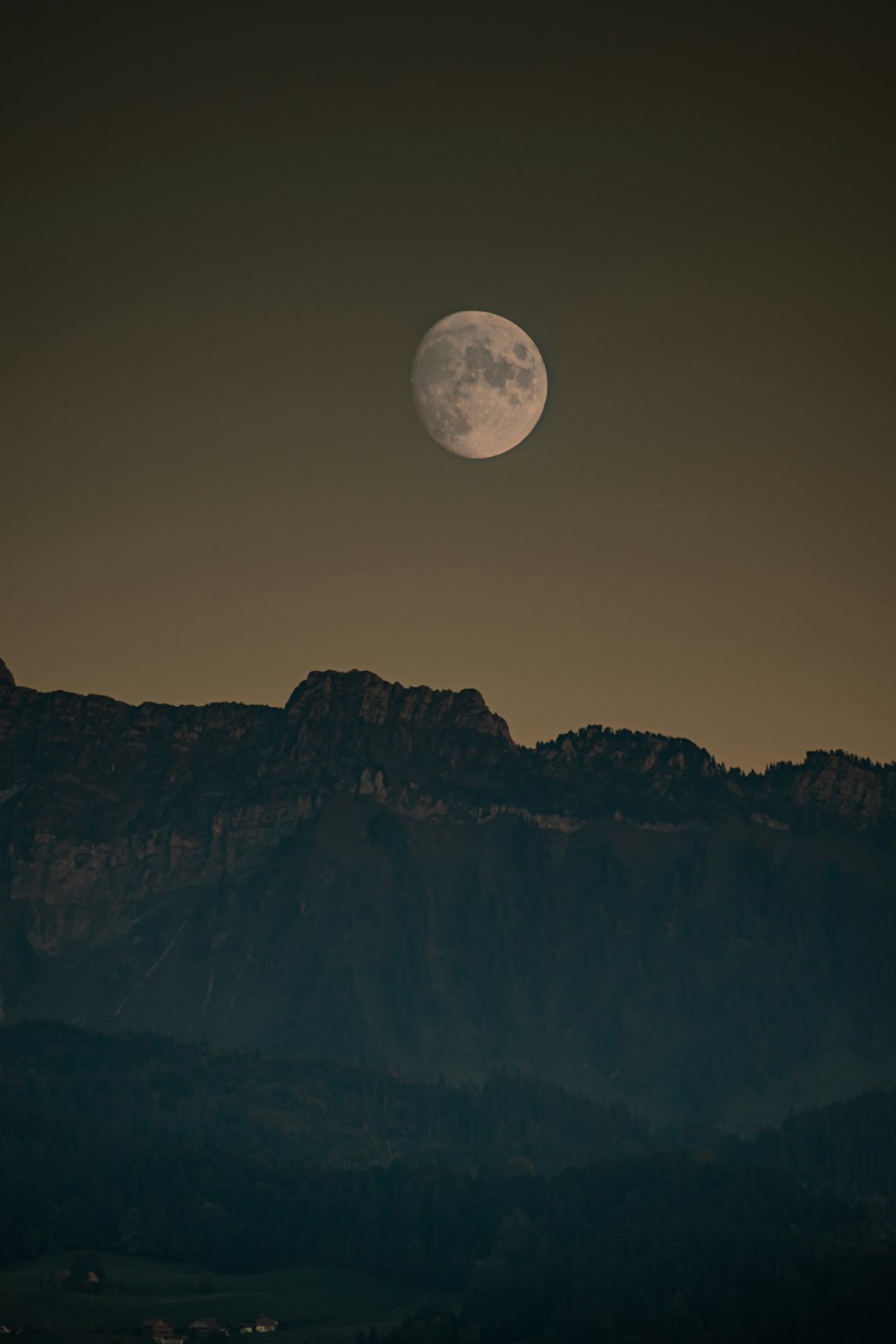 산맥 위로 떠오르는 보름달