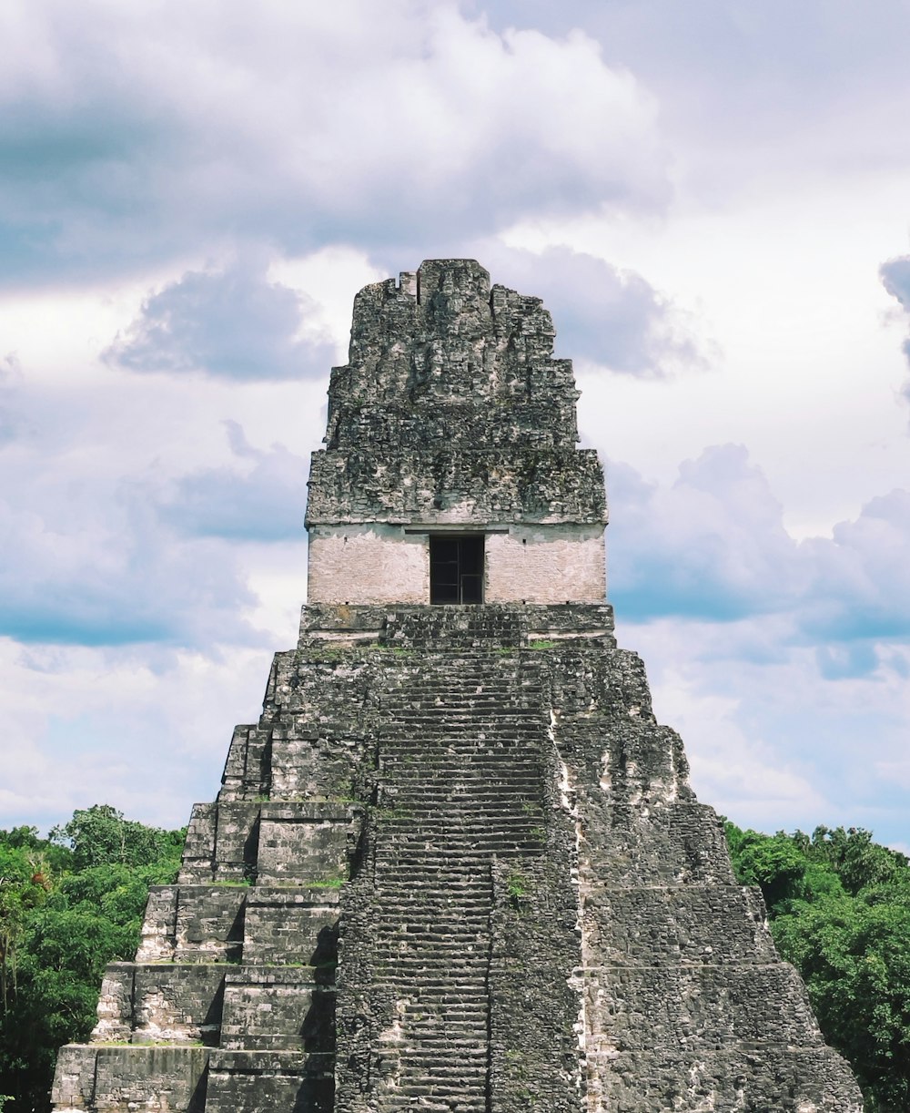 una gran pirámide con una puerta en el medio de ella