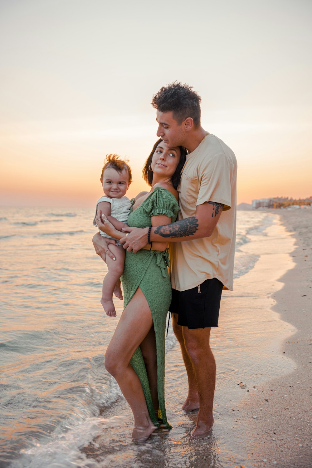 Ein Mann und eine Frau mit einem Baby am Strand