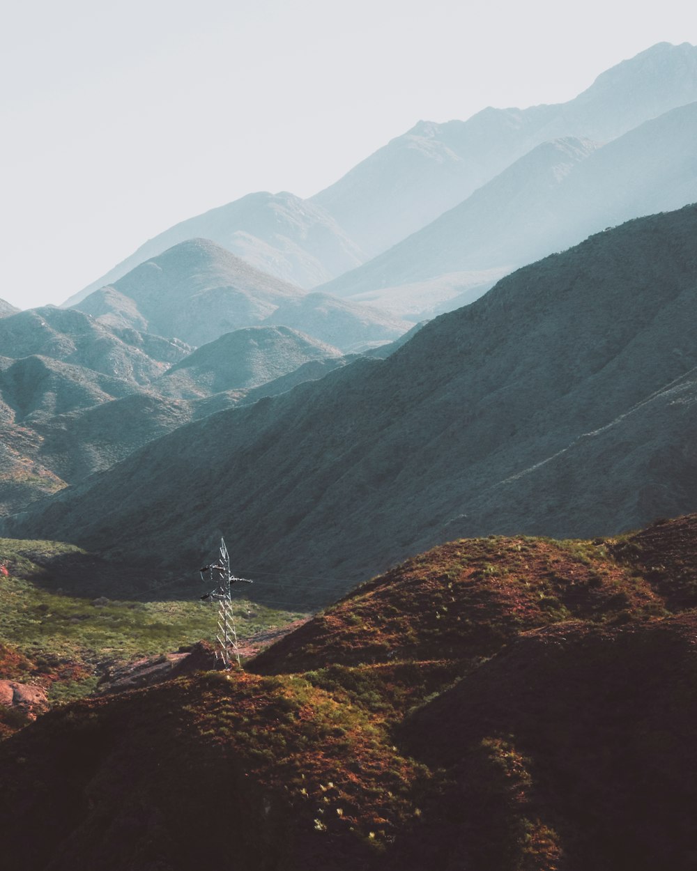 una vista de una cordillera en la distancia