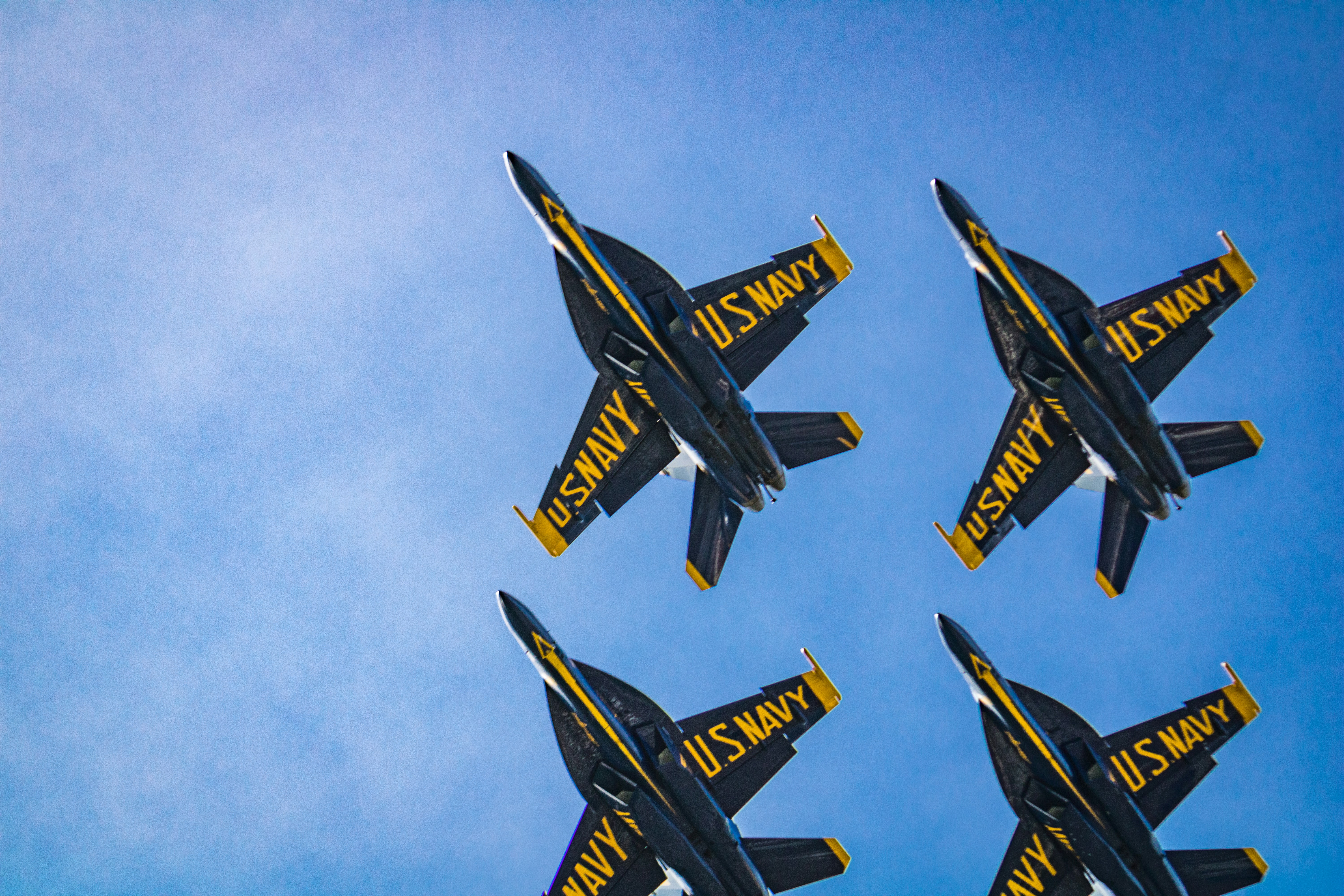 青空を飛ぶ戦闘機群