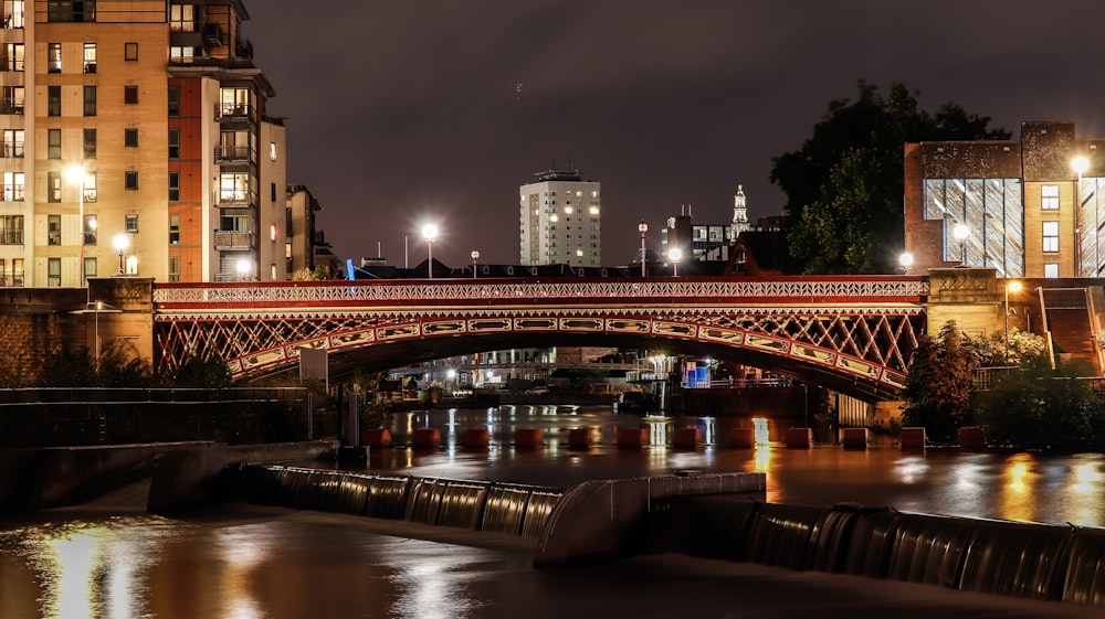 Eine Brücke über einen Fluss in einer Stadt bei Nacht