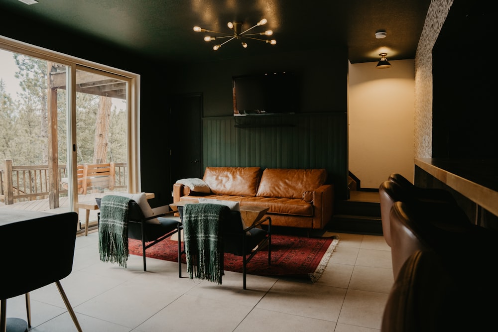 un salon rempli de meubles et une porte coulissante en verre