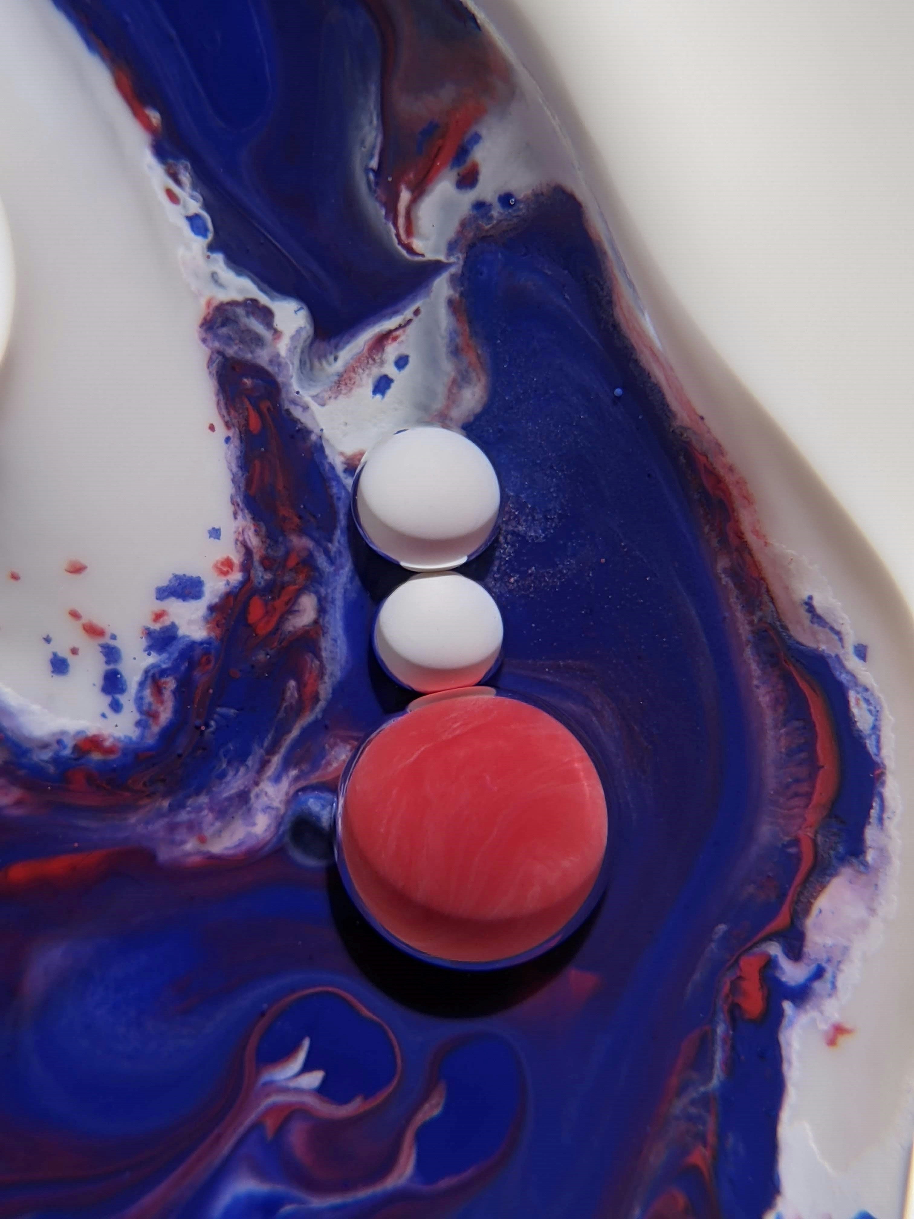 ein rot-weißes Objekt, das auf einem blau-weißen Teller sitzt