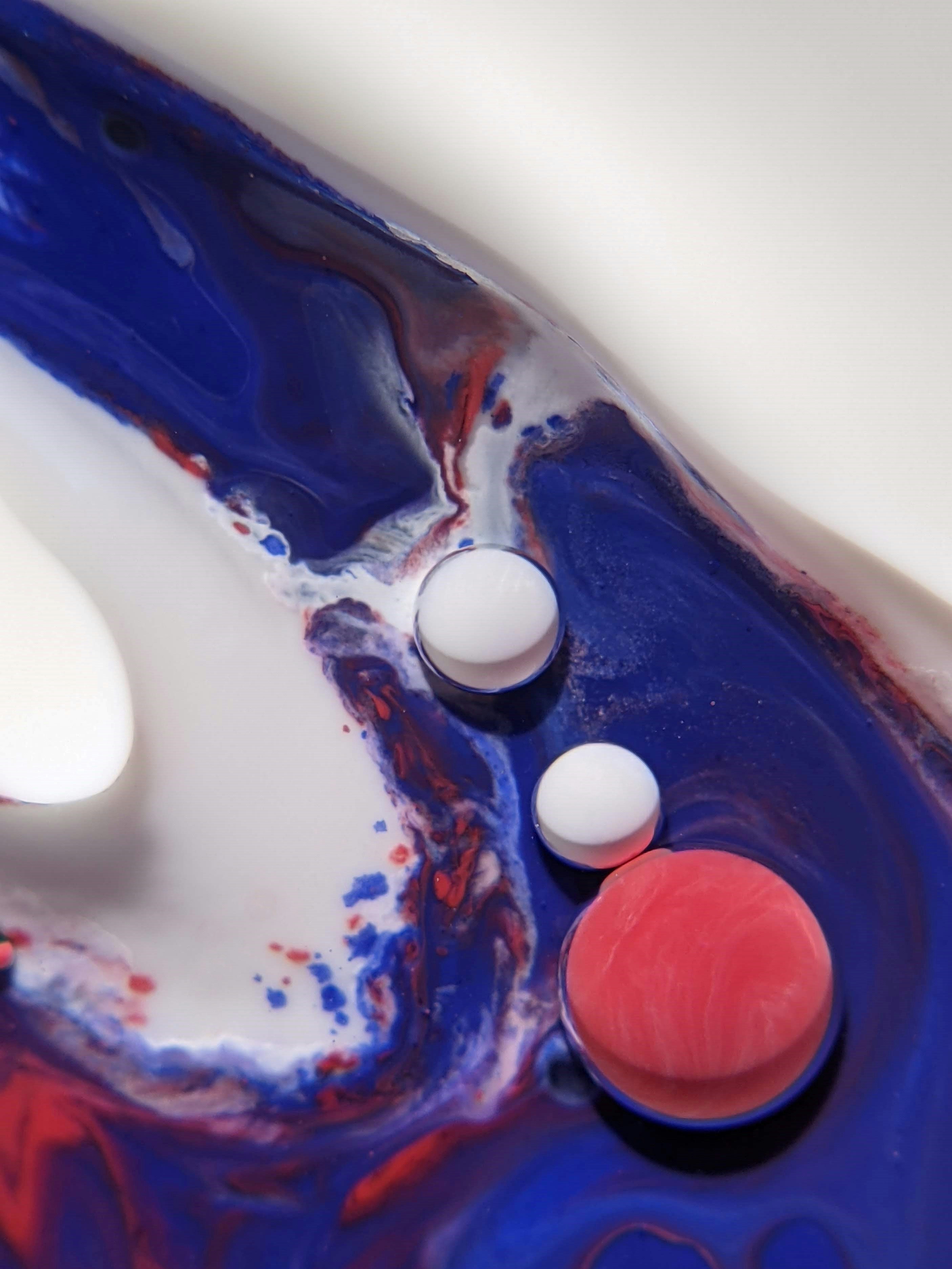 eine Nahaufnahme von zwei Pillen auf einer blau-weißen Oberfläche