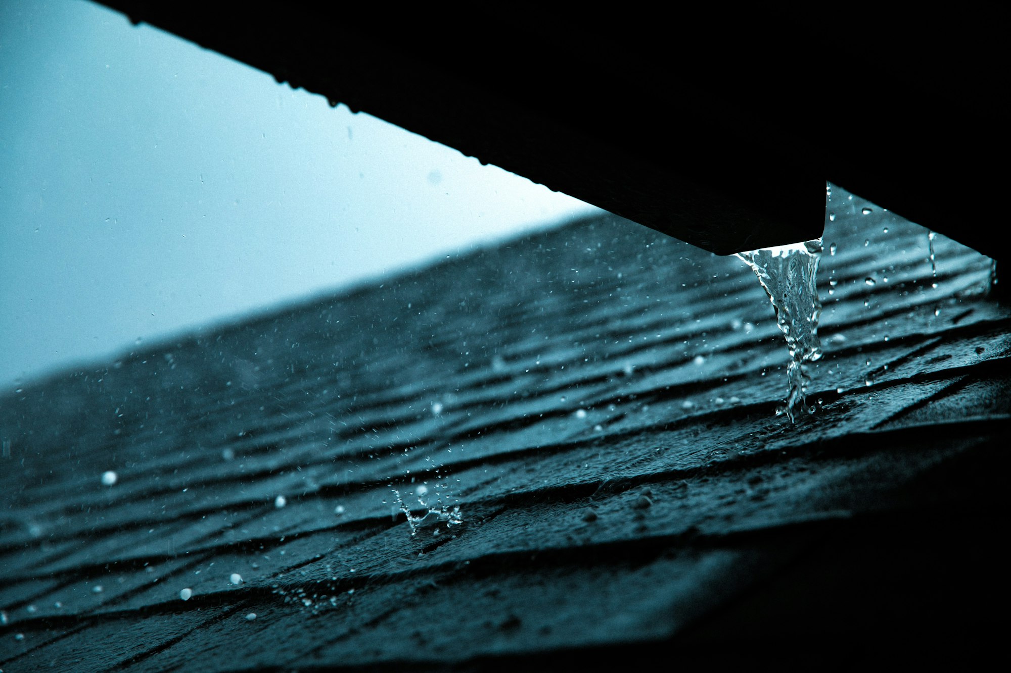 Regen prasselt auf ein Dach