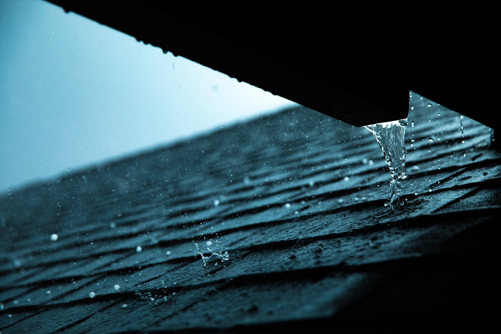 Un primo piano di una grondaia di pioggia su un tetto