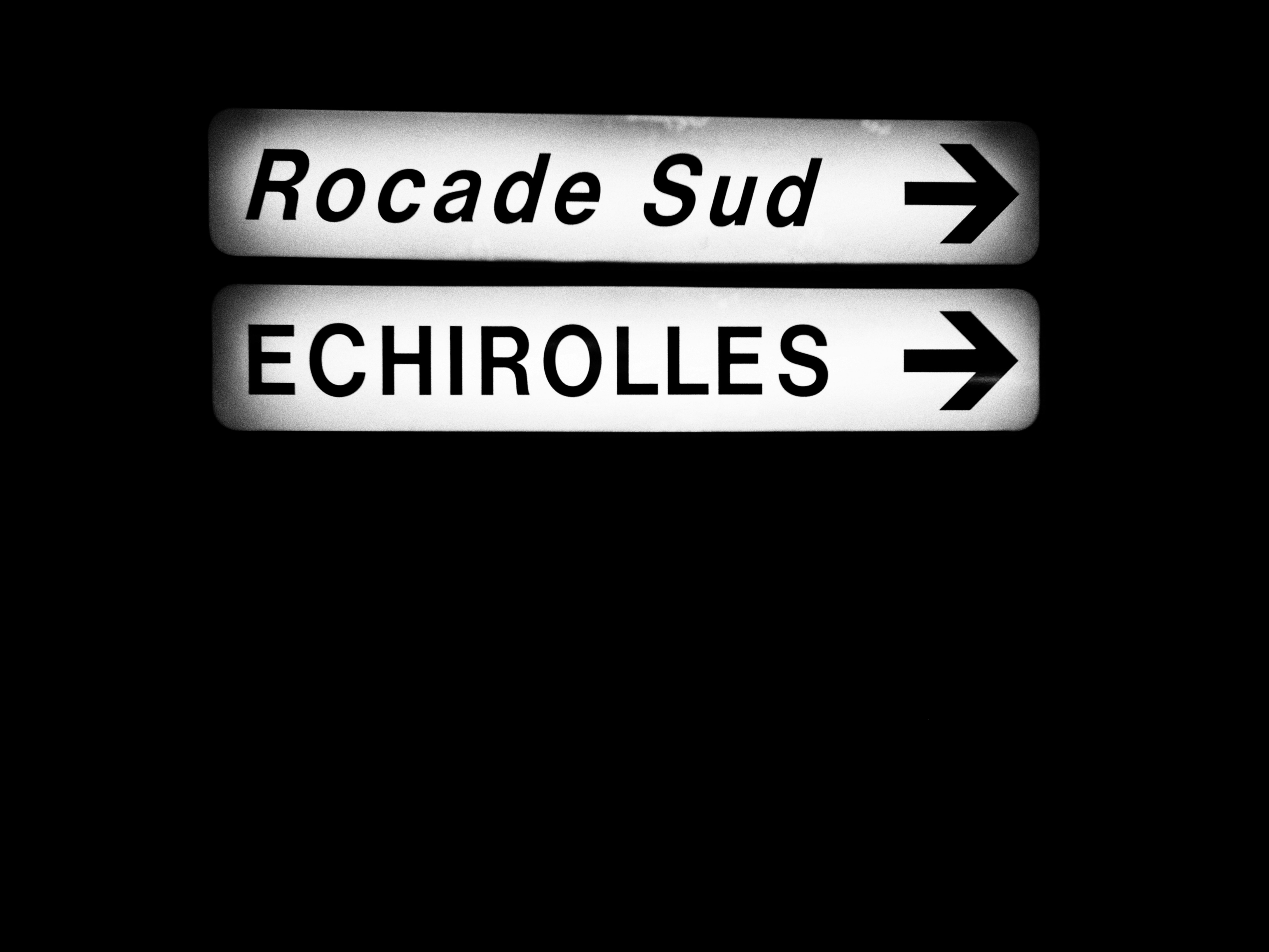 Guide complet g\u00e9orgie : tout savoir pour s expatrier - a close up of a street sign with a dark background