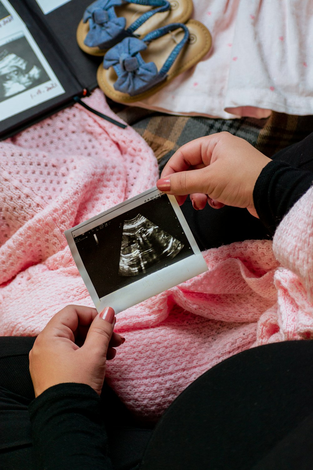 une personne tient une photo d’un bébé