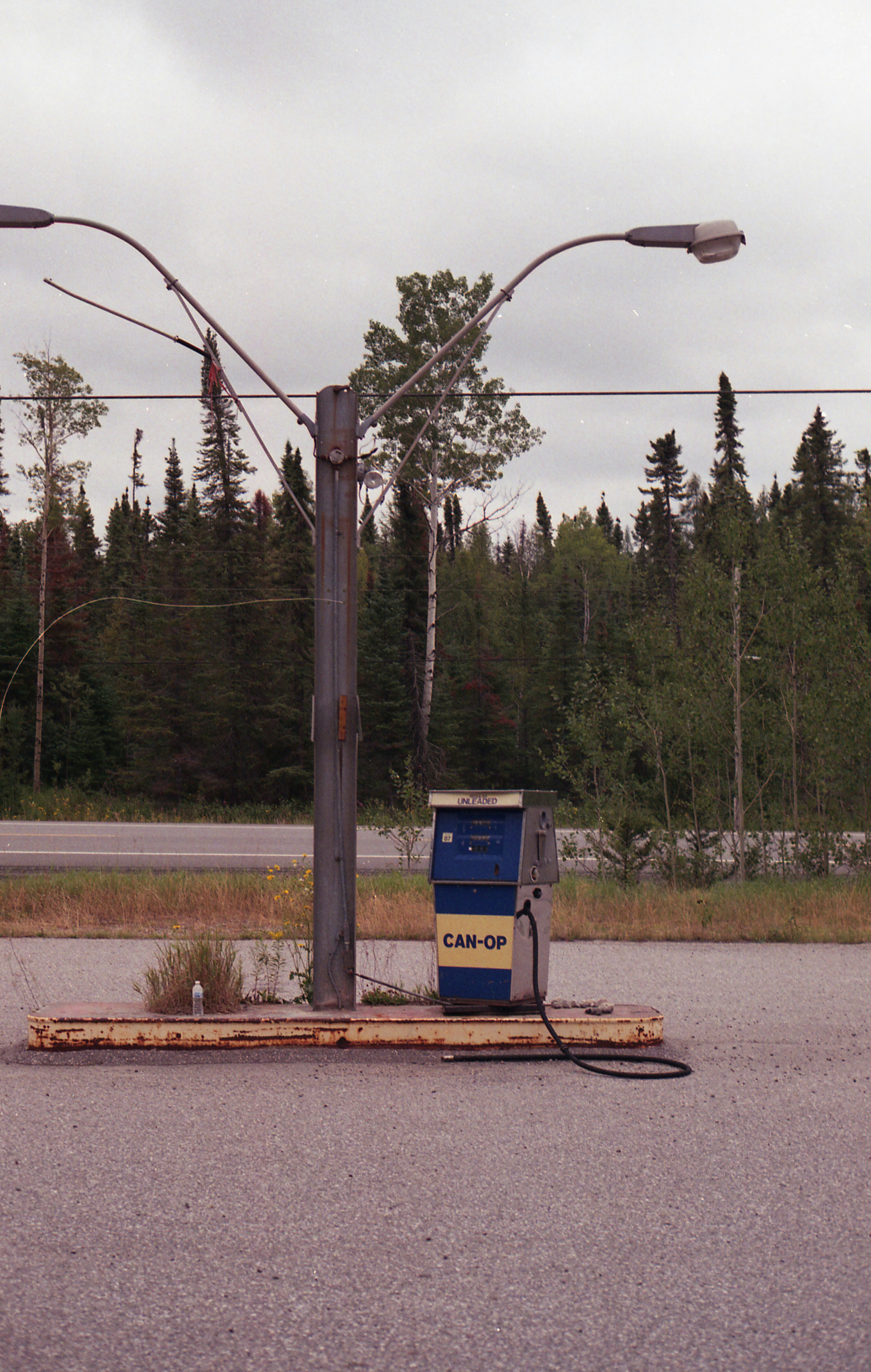 une vieille pompe à essence sur le bord d’une route