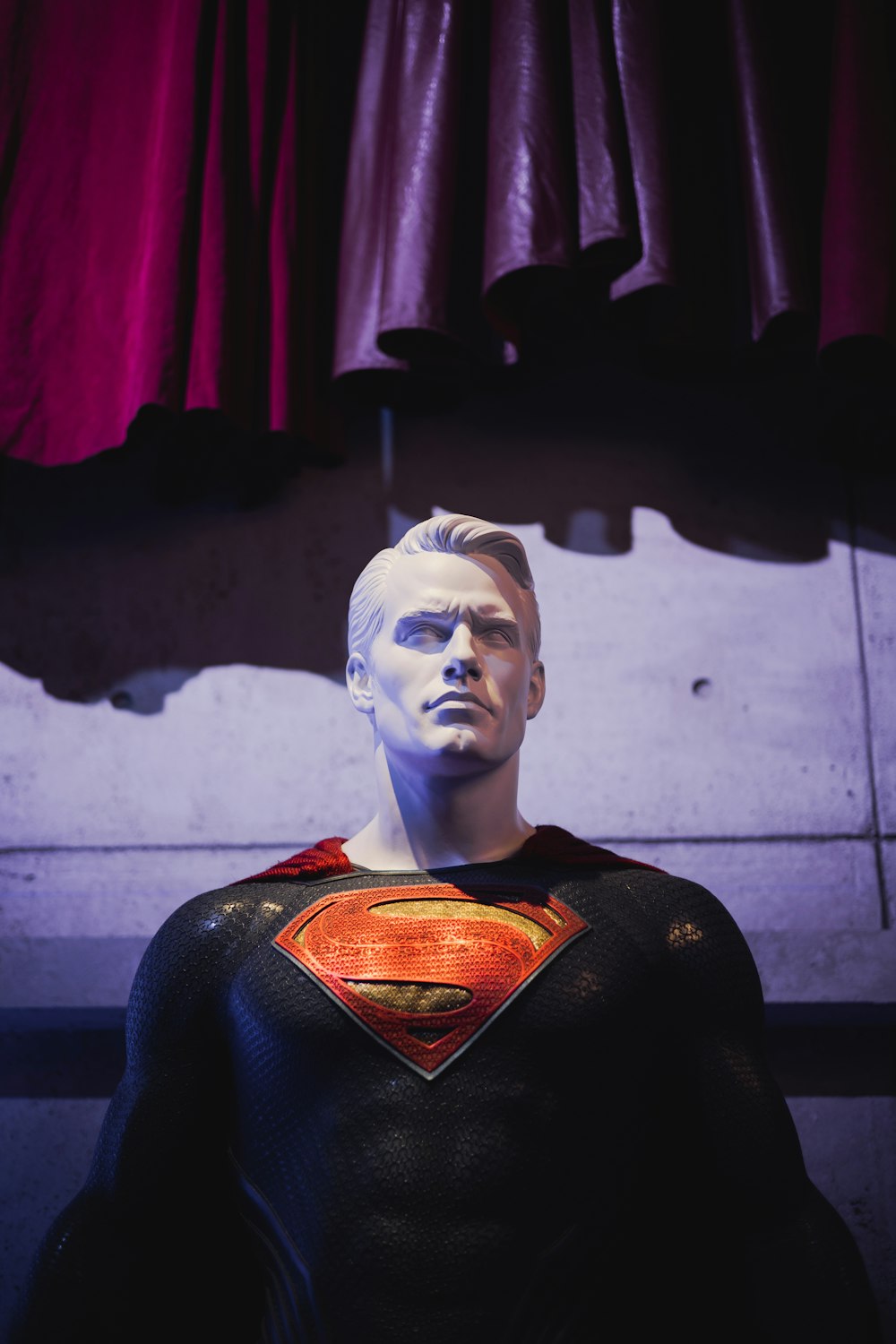 Una statua di un uomo in un costume da Superman foto – Superuomo Immagine  gratuita su Unsplash