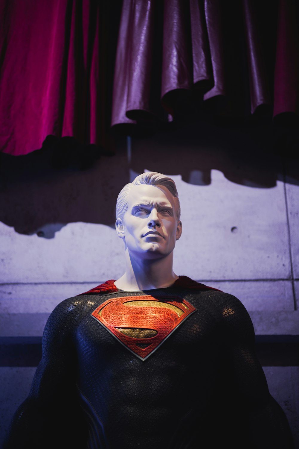 Une statue d’un homme en costume de Superman