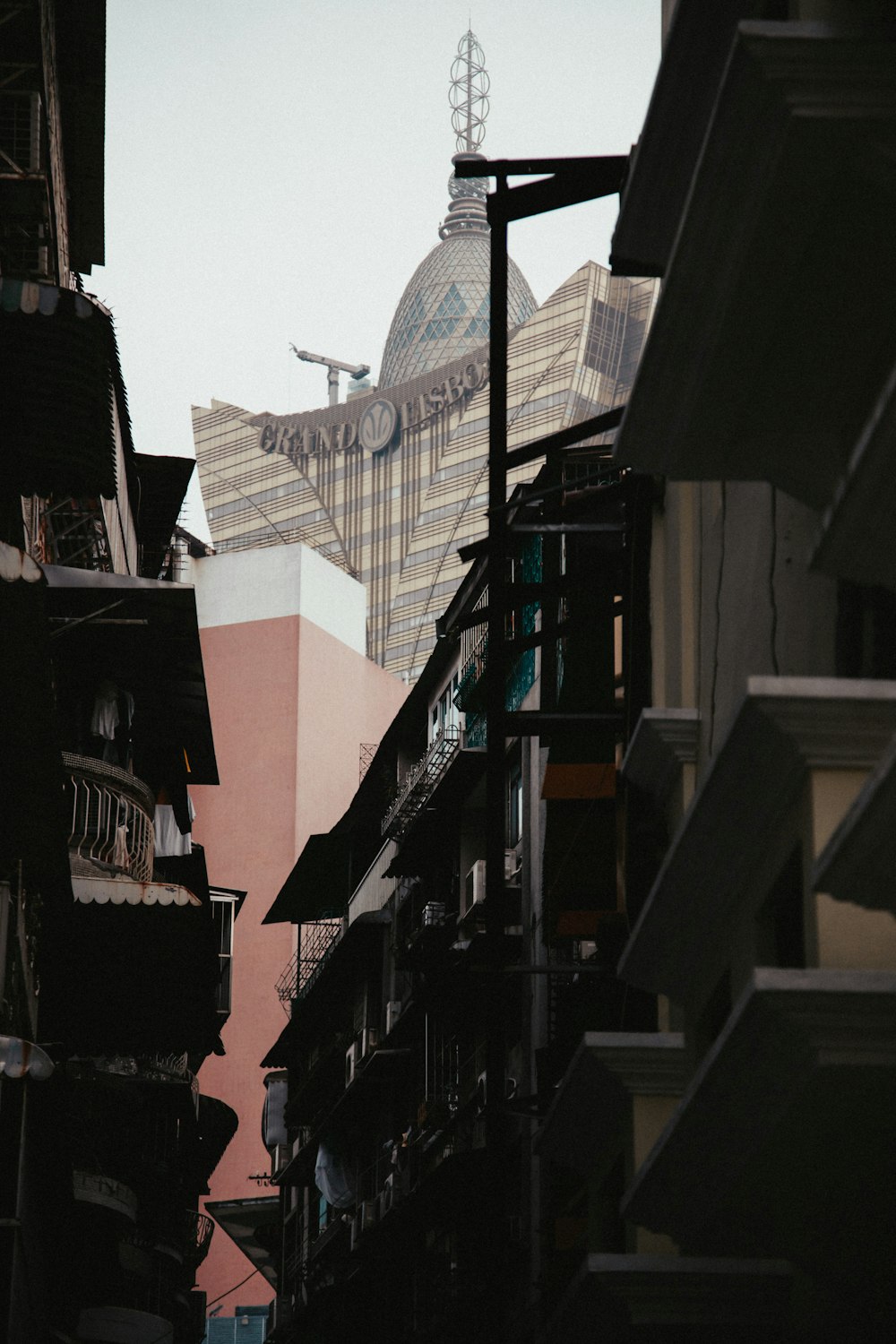 Una strada cittadina con edifici e una torre dell'orologio sullo sfondo