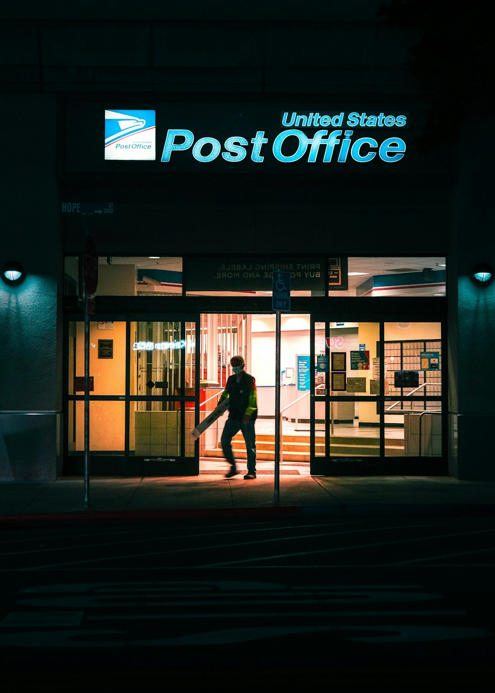 Un homme entrant dans un bureau de poste la nuit