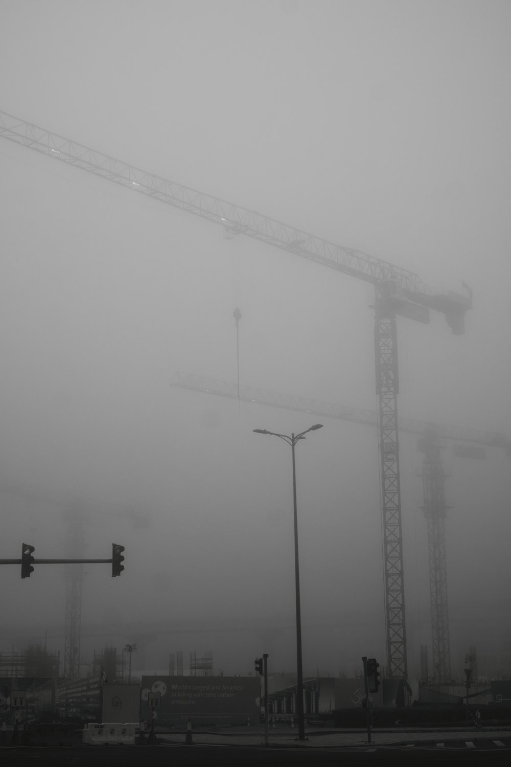 Eine Baustelle im Nebel mit Ampel