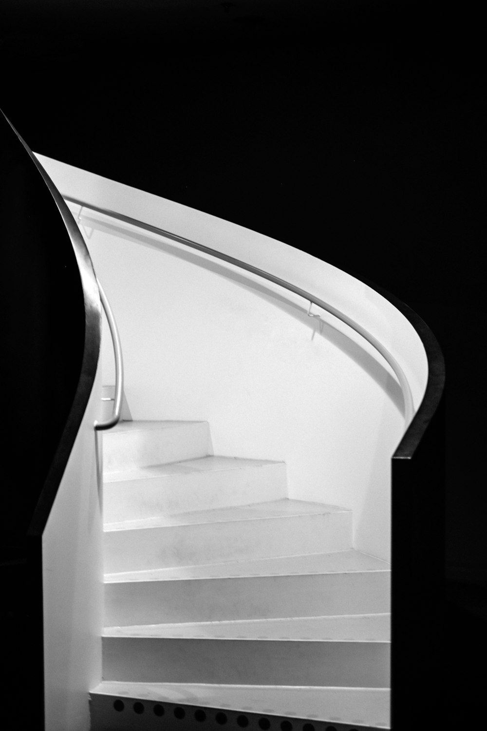 Una foto en blanco y negro de una escalera