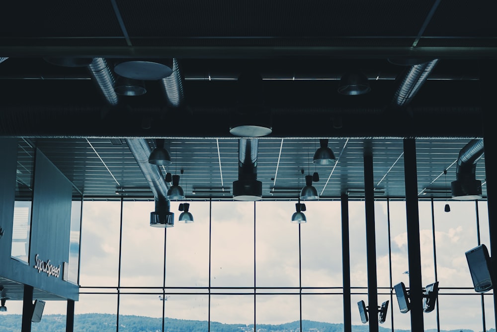 Blick durch ein Fenster auf ein Gebäude