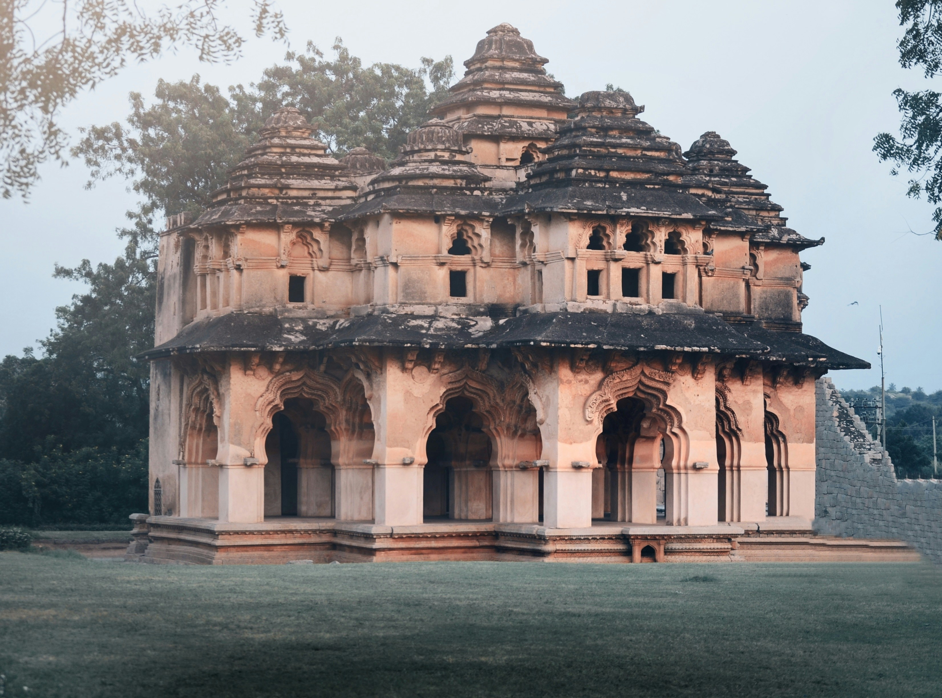 塔とその上に時計がある大きな建物
