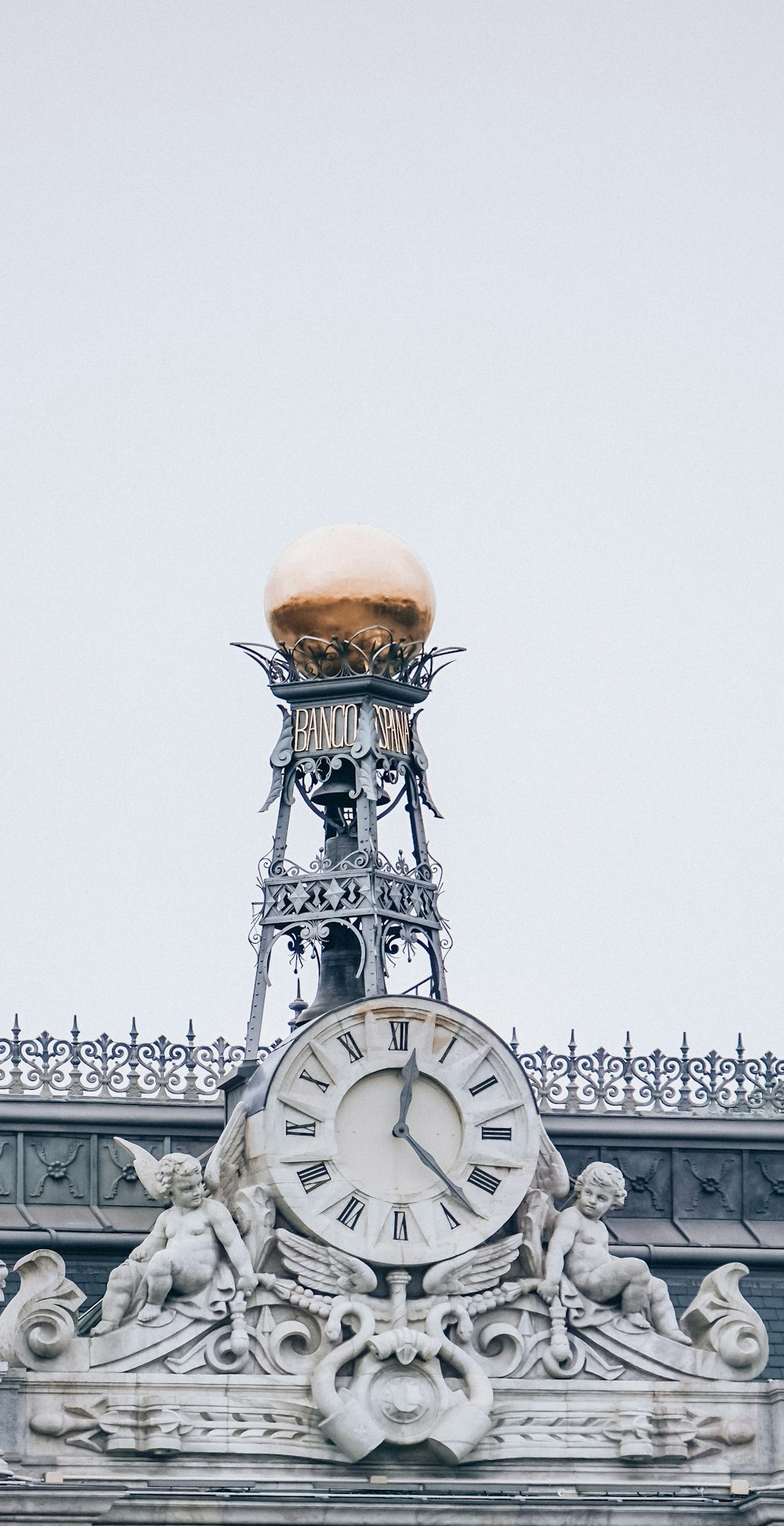 Un gran reloj en la parte superior de un edificio