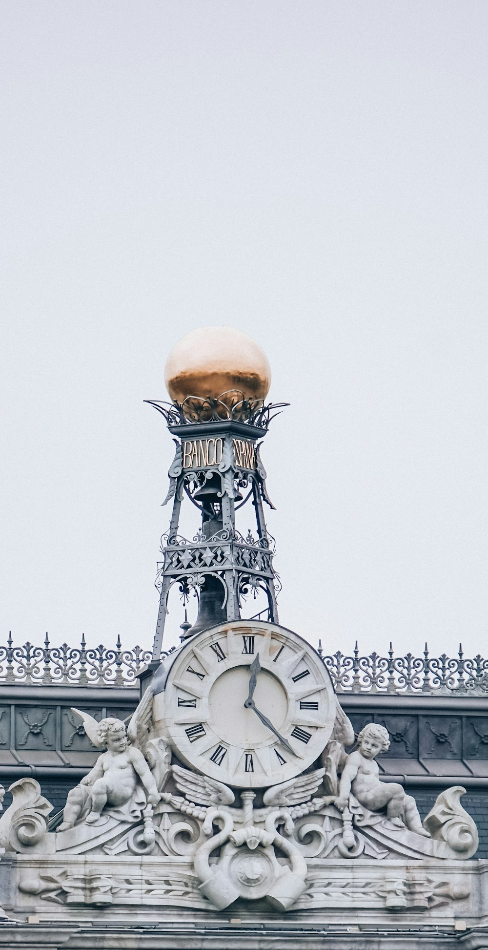 建物の上にある大きな時計