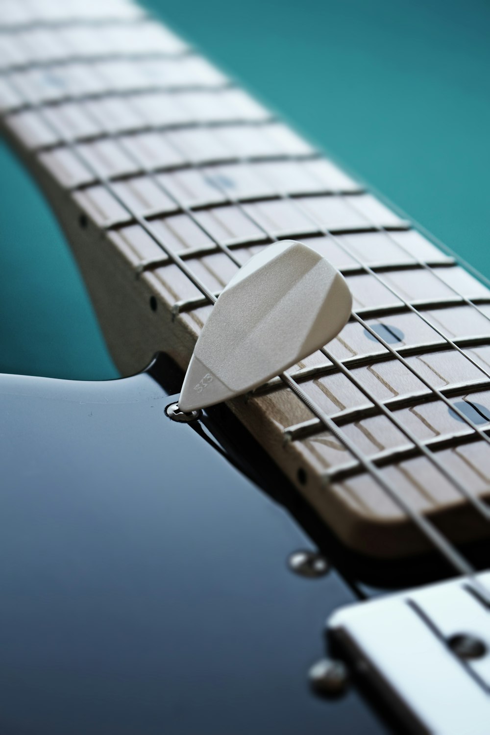 Un primer plano de un selector de guitarra encima de una guitarra
