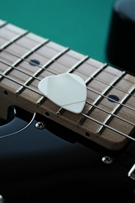 How to use the guitar pick as a beginners?