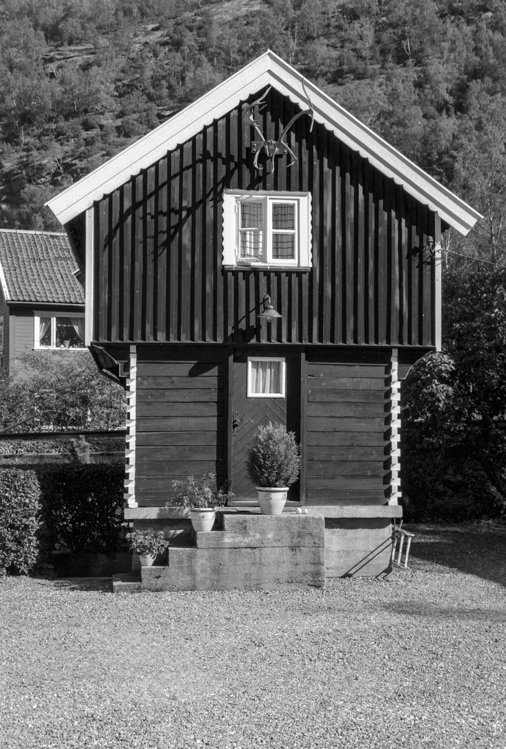 Ein Schwarz-Weiß-Foto eines kleinen Hauses