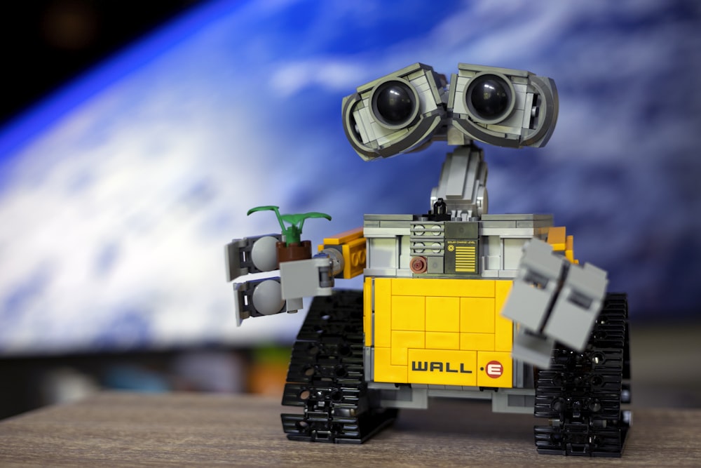 Un robot LEGO con dos ojos y una cámara