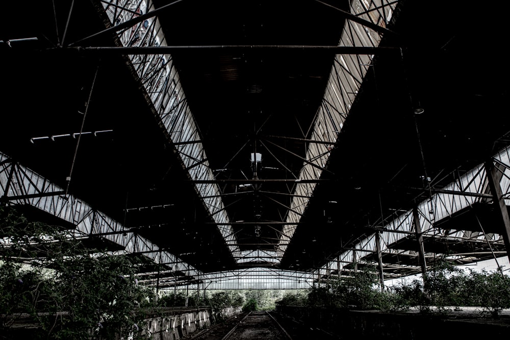 una stazione ferroviaria con un treno sui binari