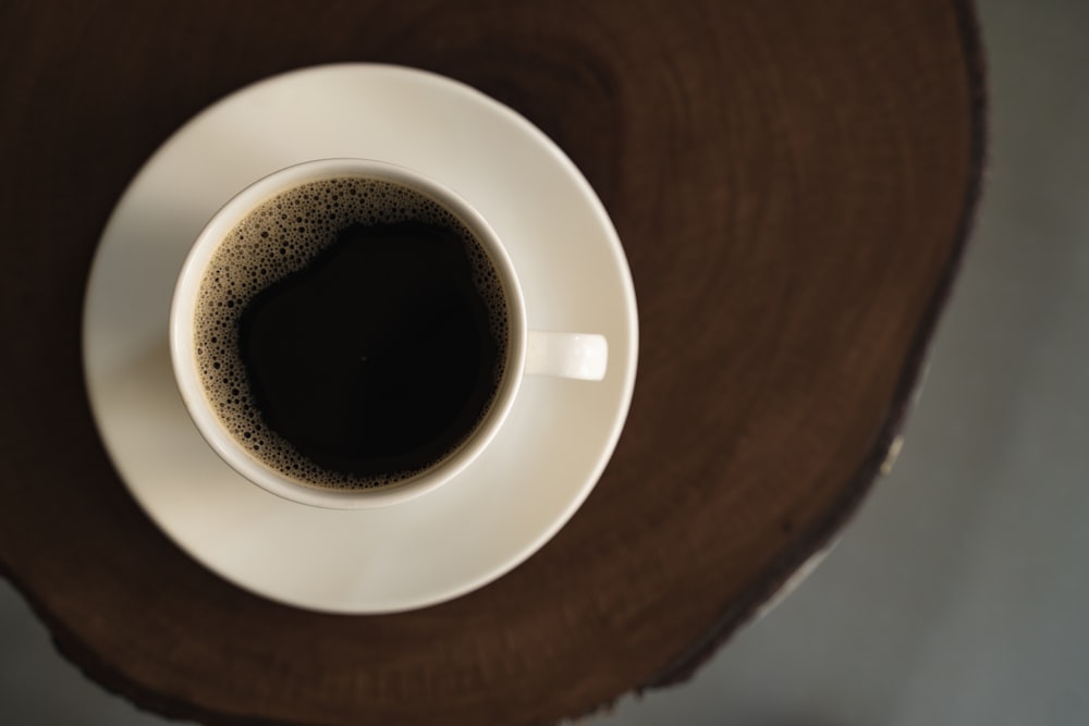 una taza de café encima de un platillo