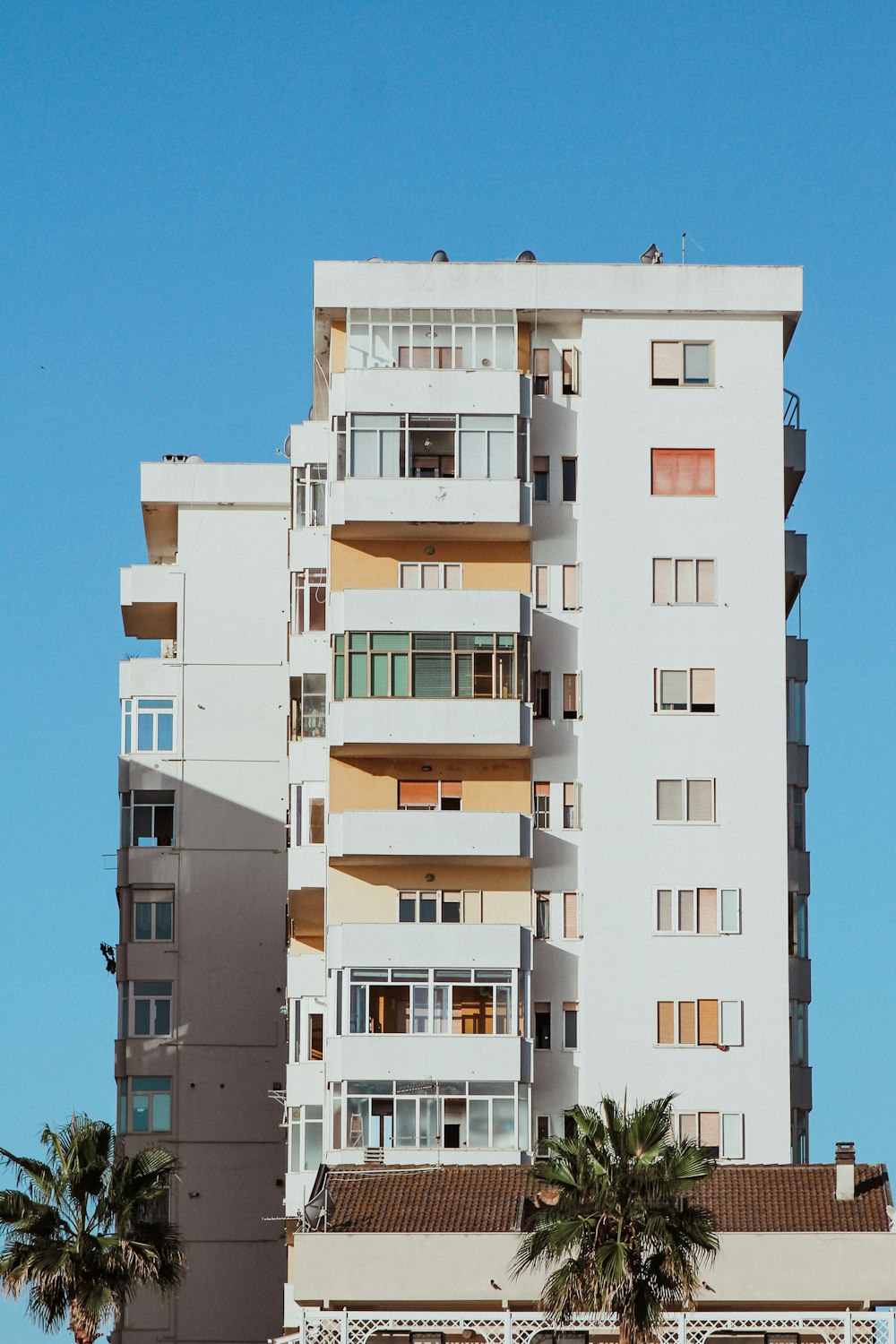 Un alto edificio bianco con balconi e balconi